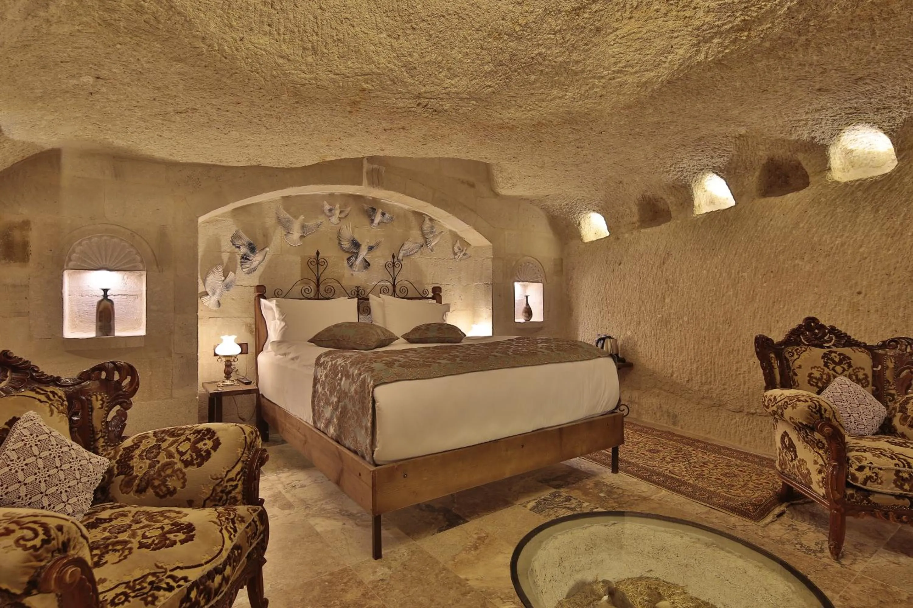 Bed in Aren Cave Hotel And Art Gallery