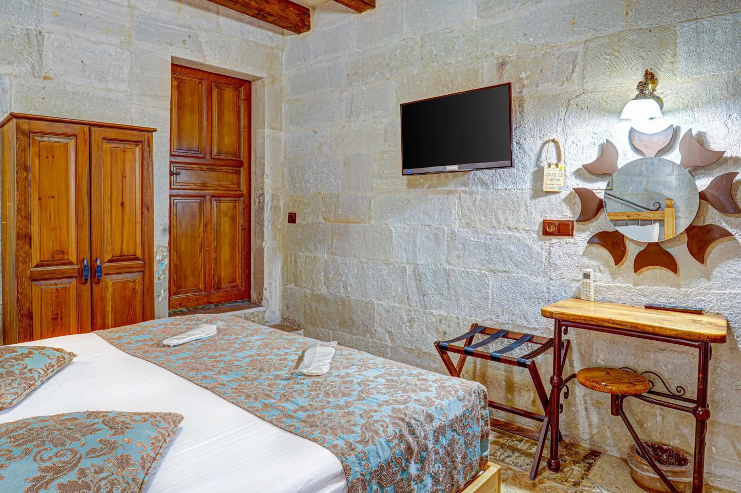 Bed in Aren Cave Hotel And Art Gallery