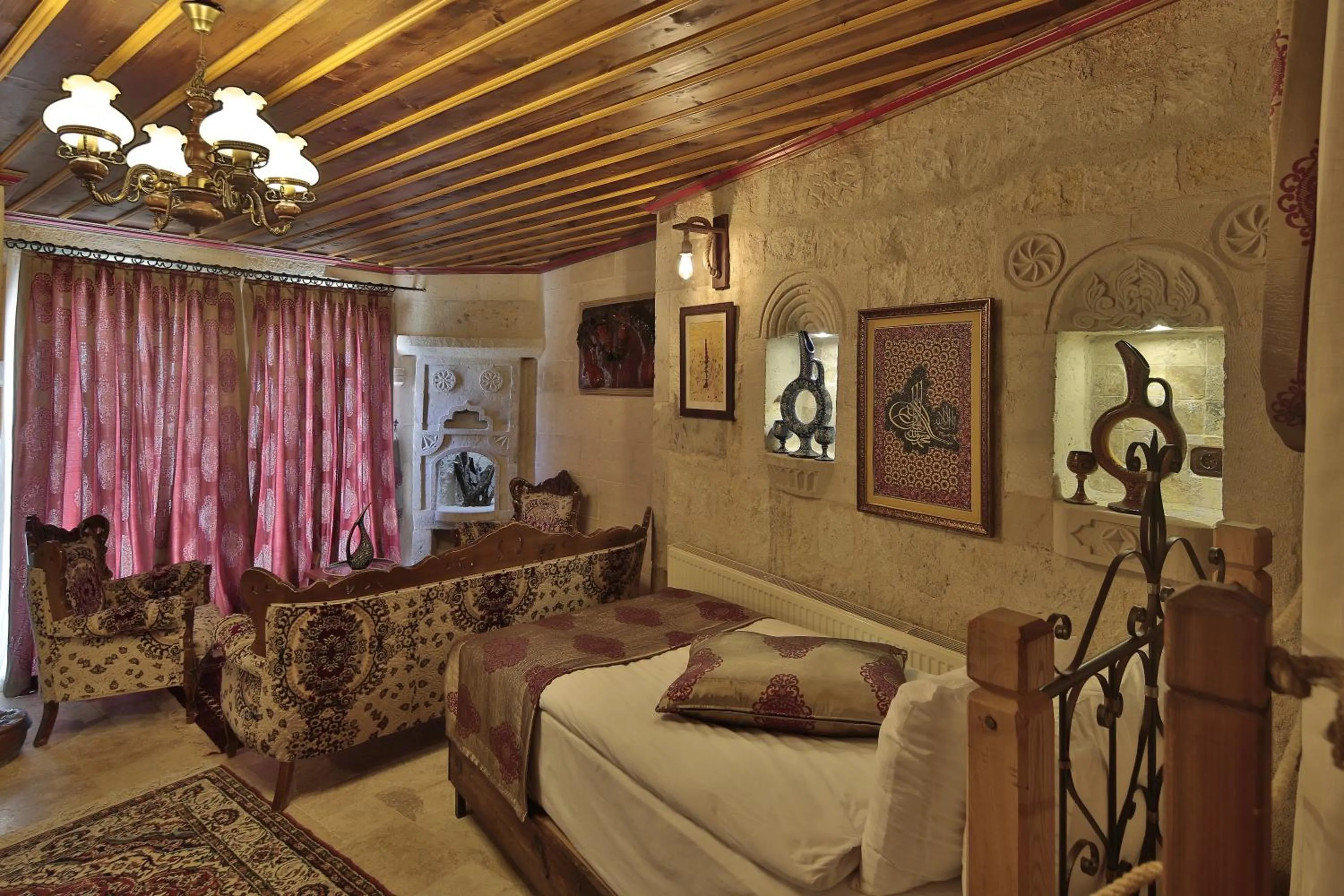 Coffee/tea facilities, Bed in Aren Cave Hotel And Art Gallery