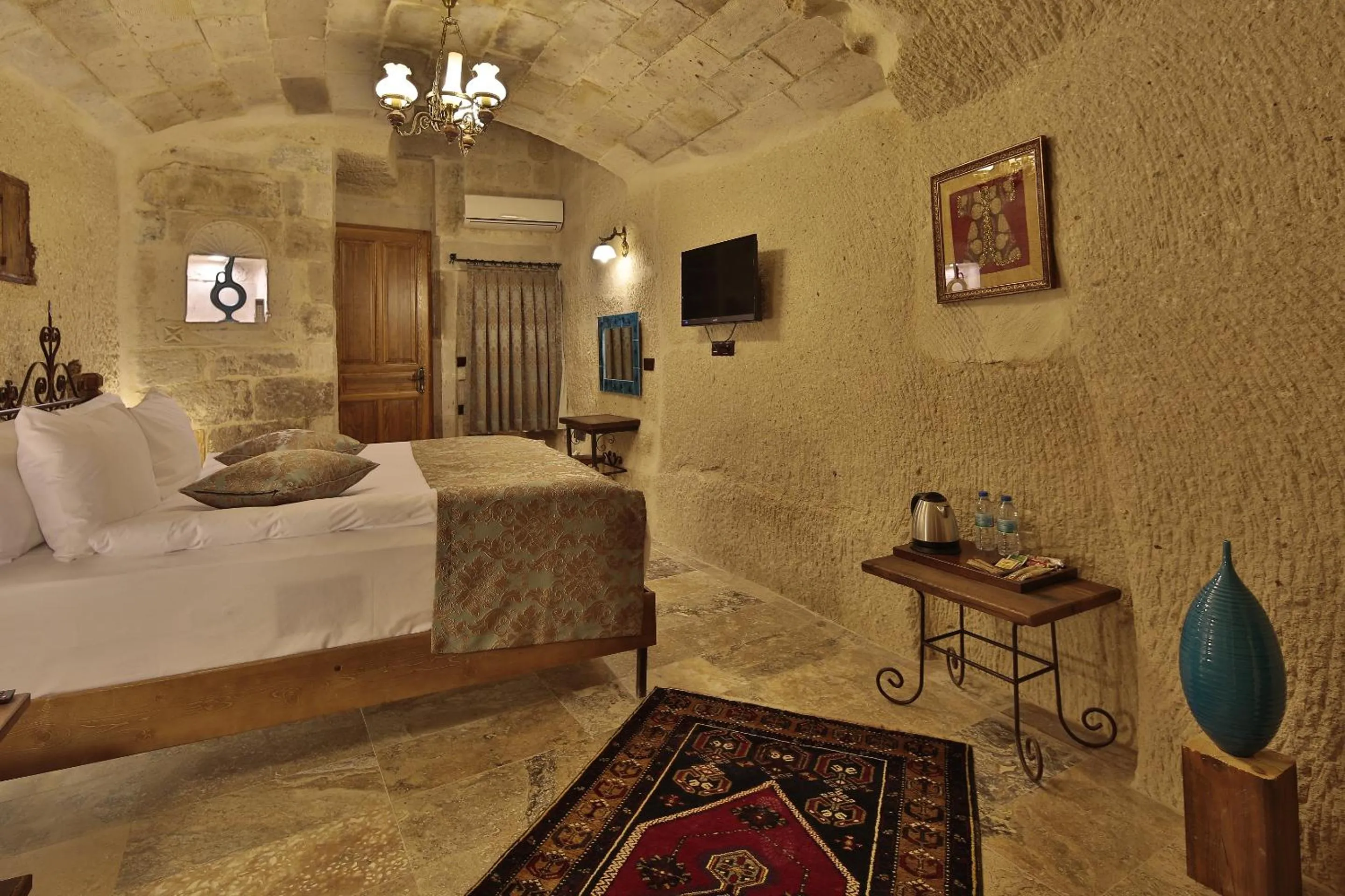 Bedroom, Bed in Aren Cave Hotel And Art Gallery