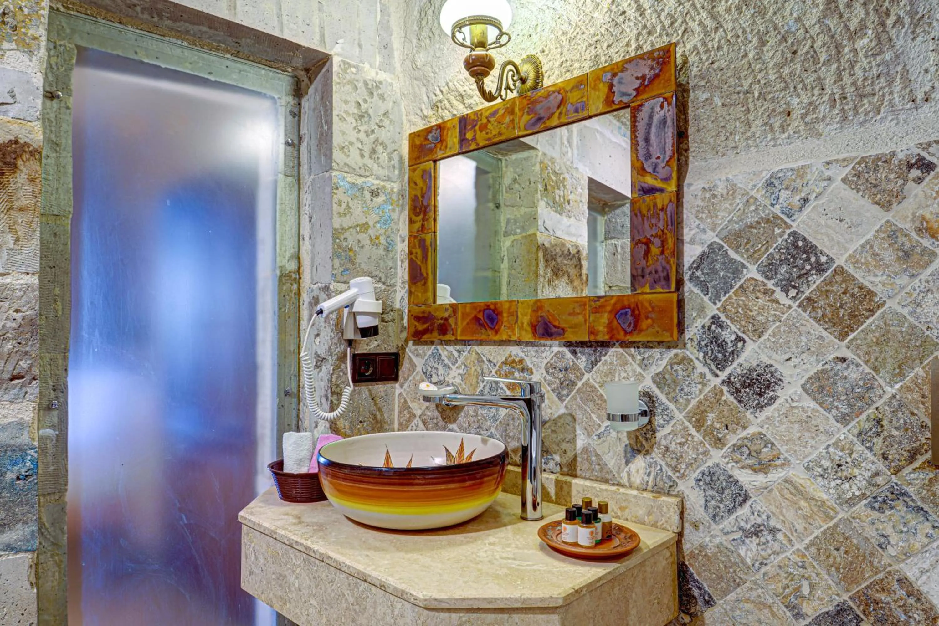 Bathroom in Aren Cave Hotel And Art Gallery