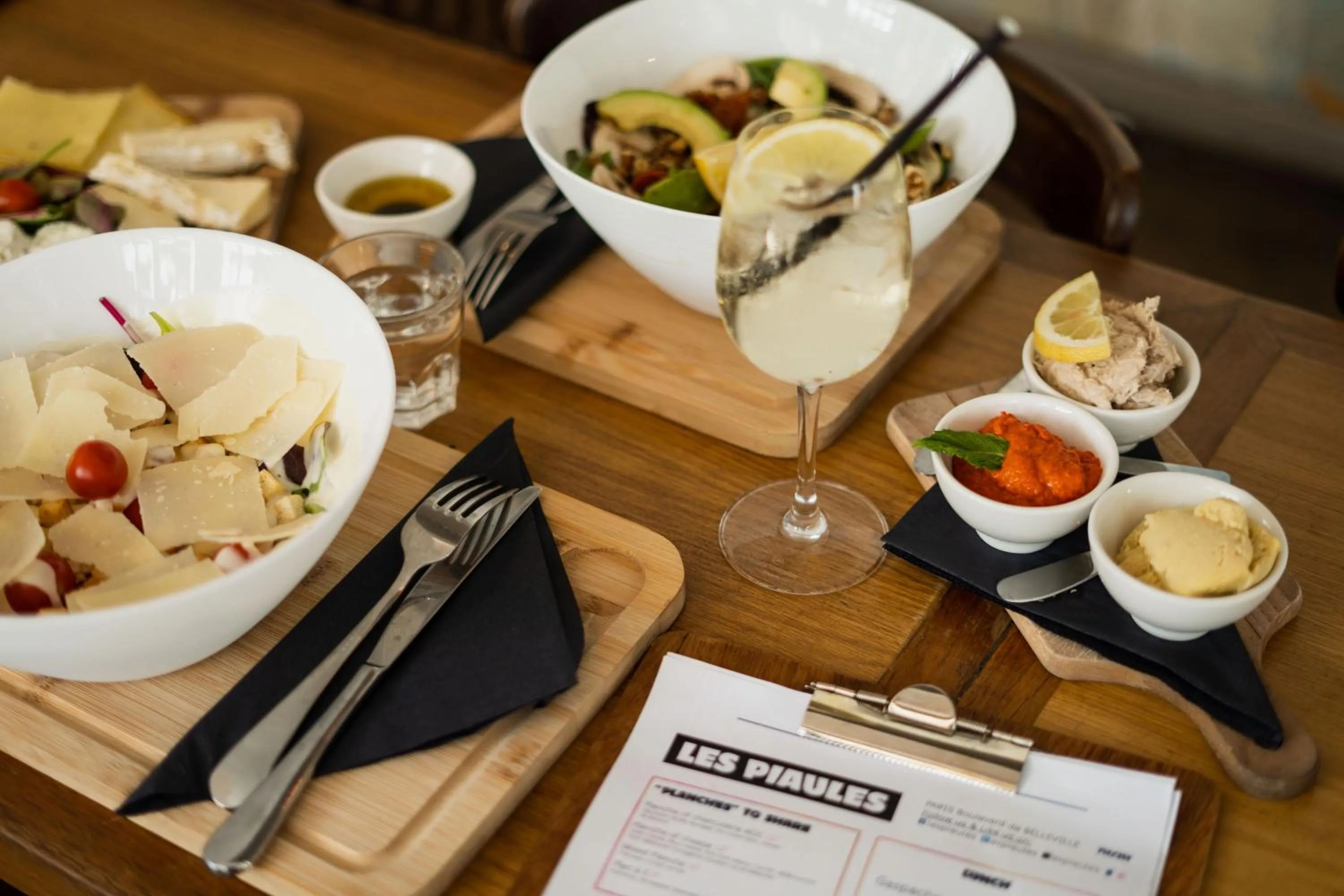 Lounge or bar in The People Paris Belleville