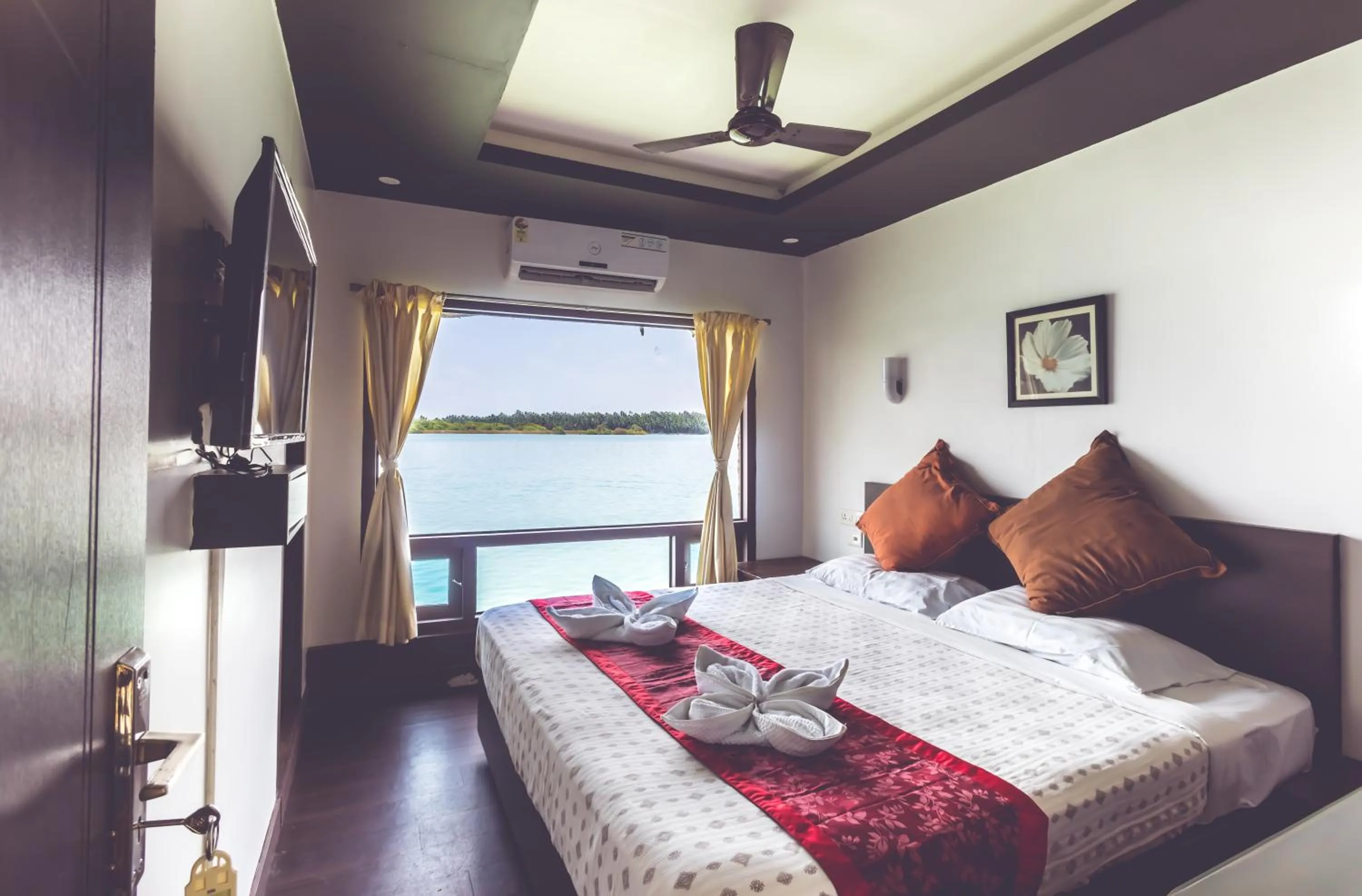 Bedroom, Bed in Paradise Lagoon