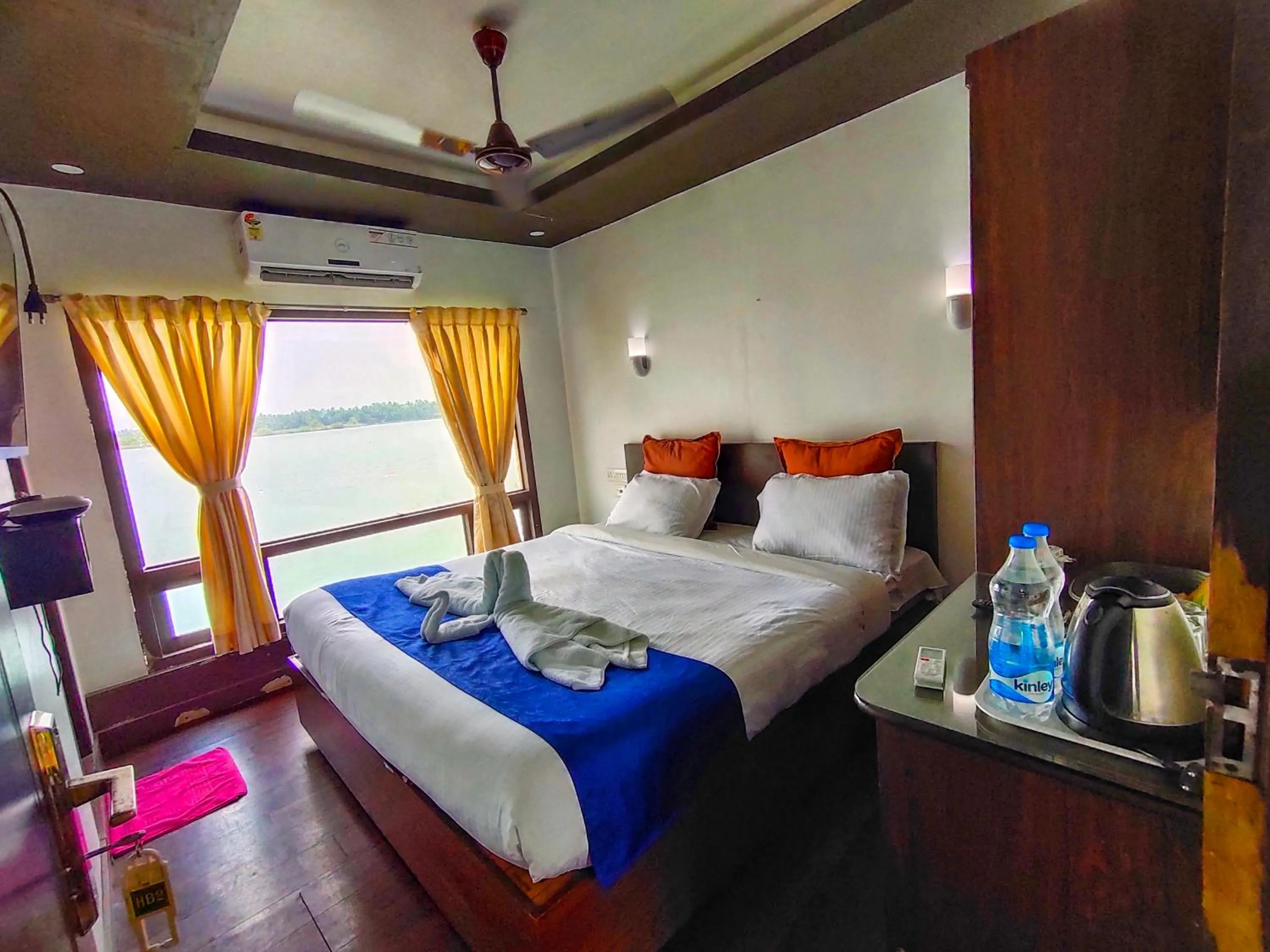 Bed in Paradise Lagoon