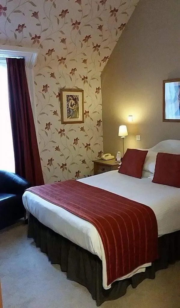 Bedroom, Bed in The Royal Hotel Tain
