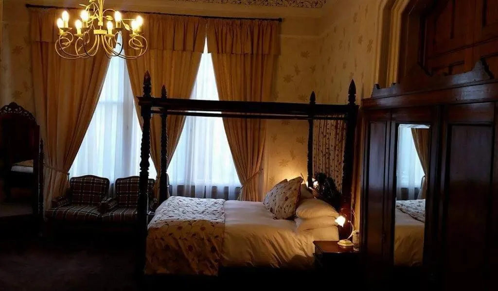 Bedroom, Bed in The Royal Hotel Tain