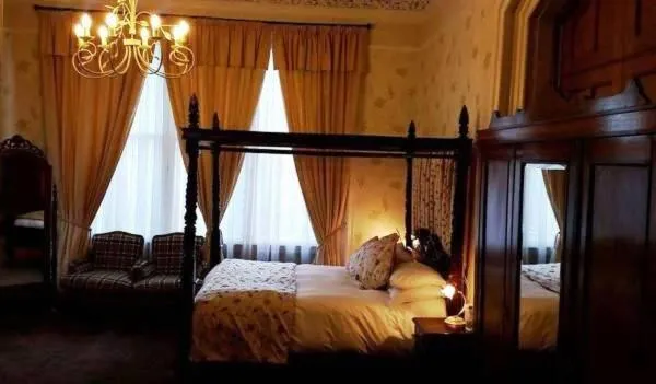 Bedroom, Bed in The Royal Hotel Tain