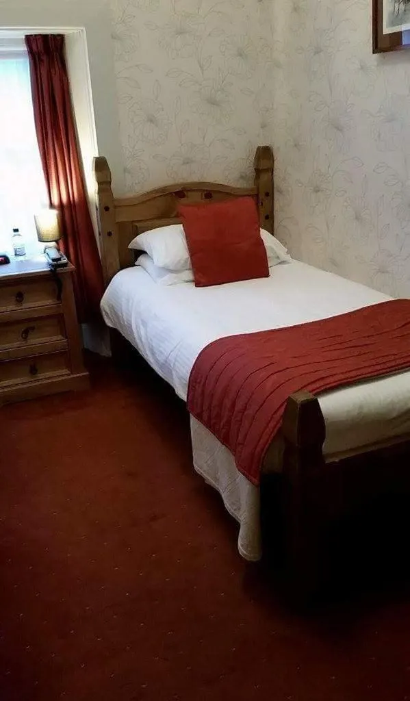 Bedroom, Bed in The Royal Hotel Tain