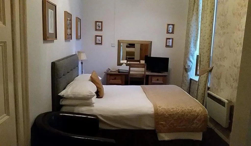 Bedroom, Bed in The Royal Hotel Tain