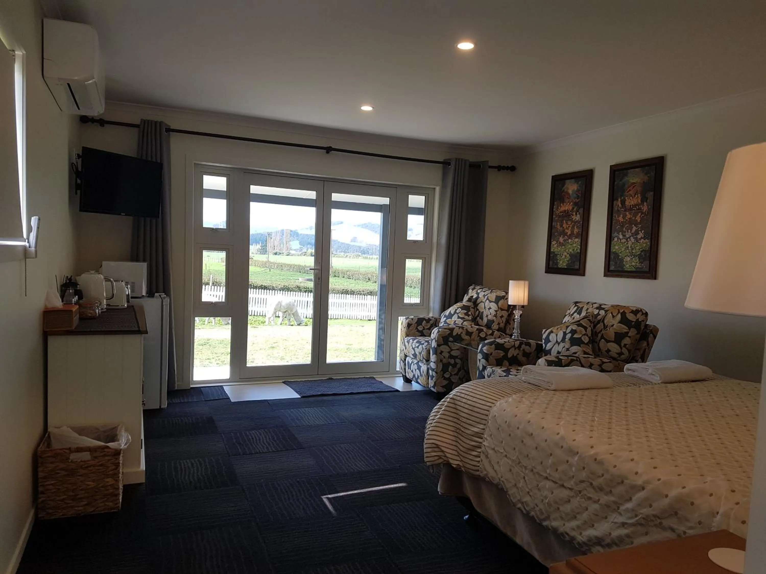 Living room, Bed in Homestead B&B Cambridge