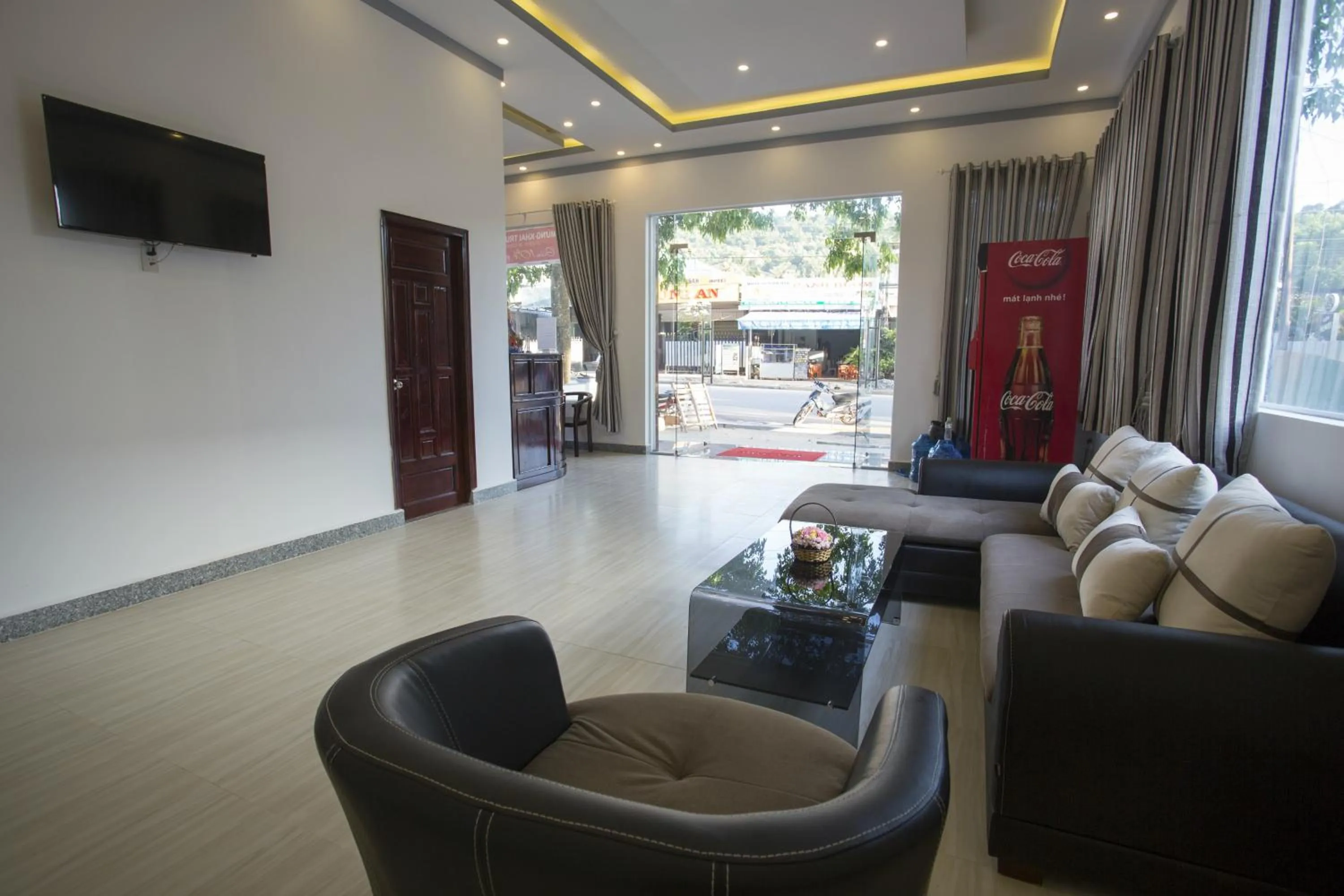 Communal lounge/ TV room in Yen Huynh Guest House