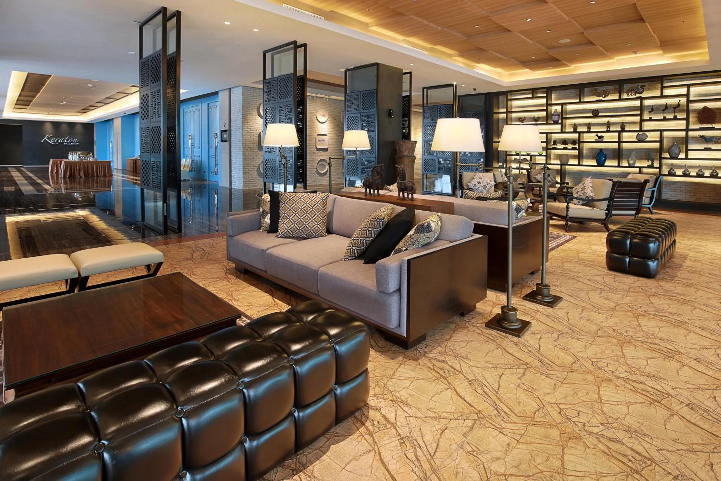 Communal lounge/ TV room in Swiss-Belinn Saripetojo Solo