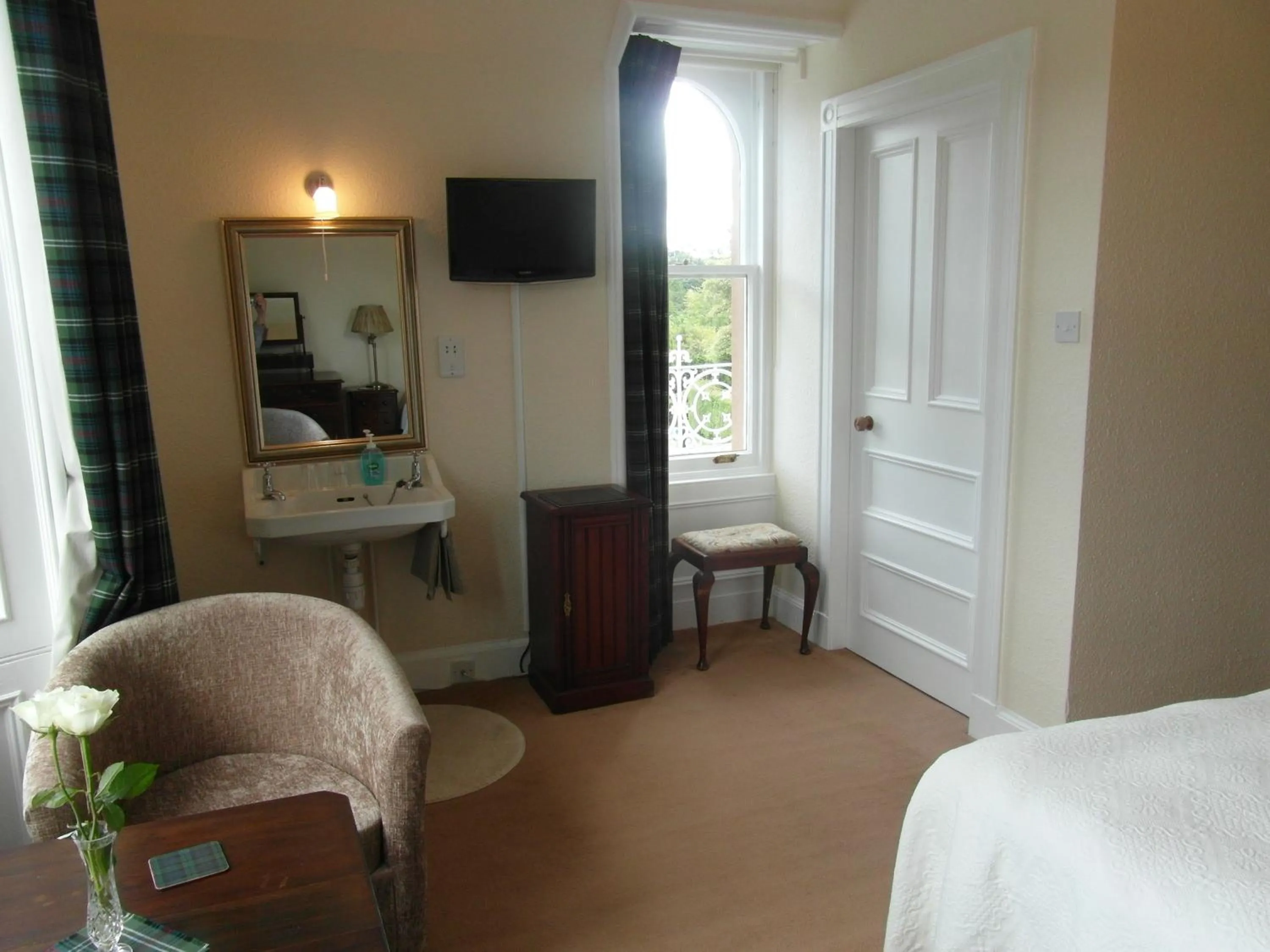 Photo of the whole room in Holly Lodge