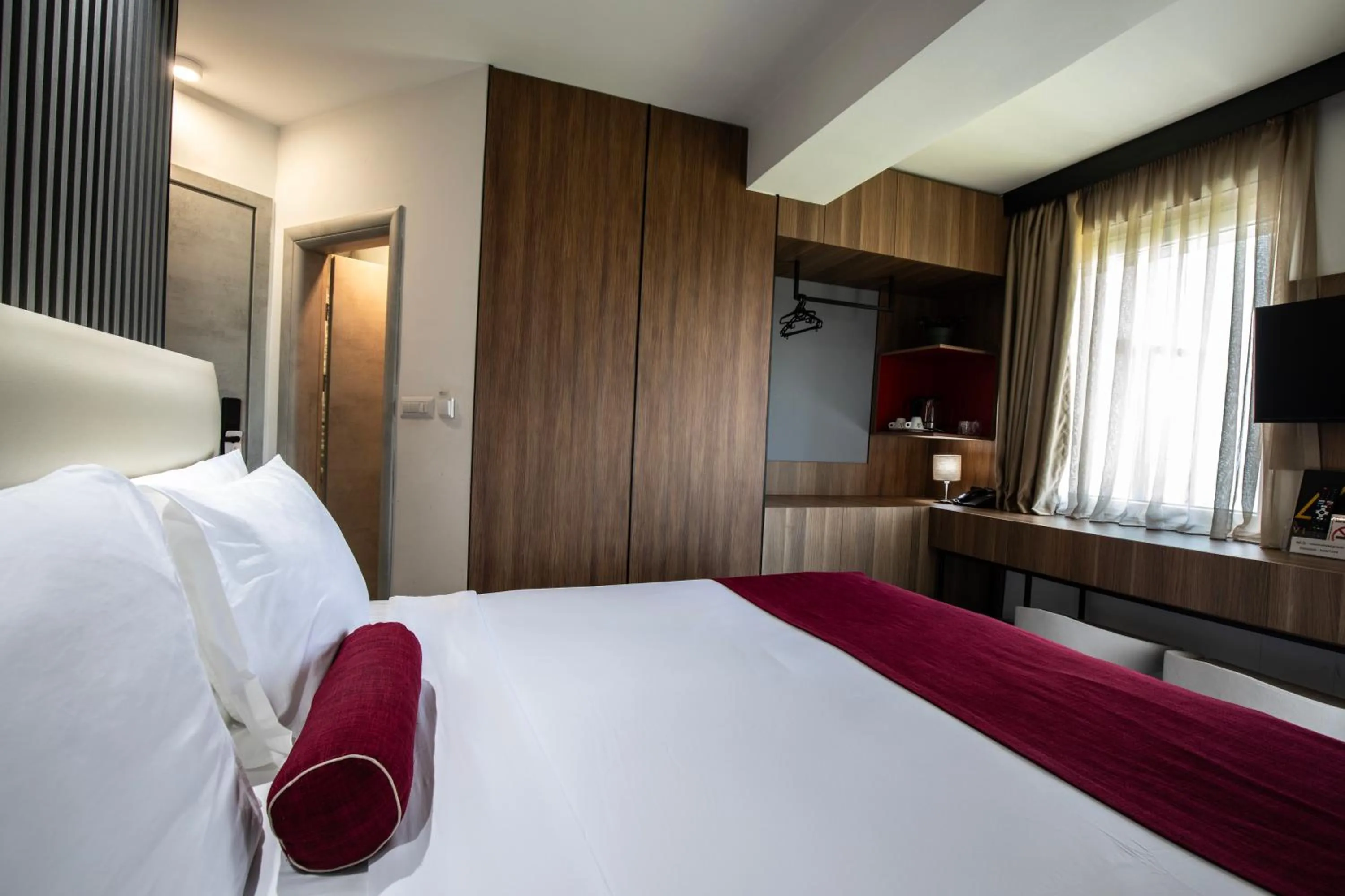 wardrobe, Bed in View Inn Boutique Hotel