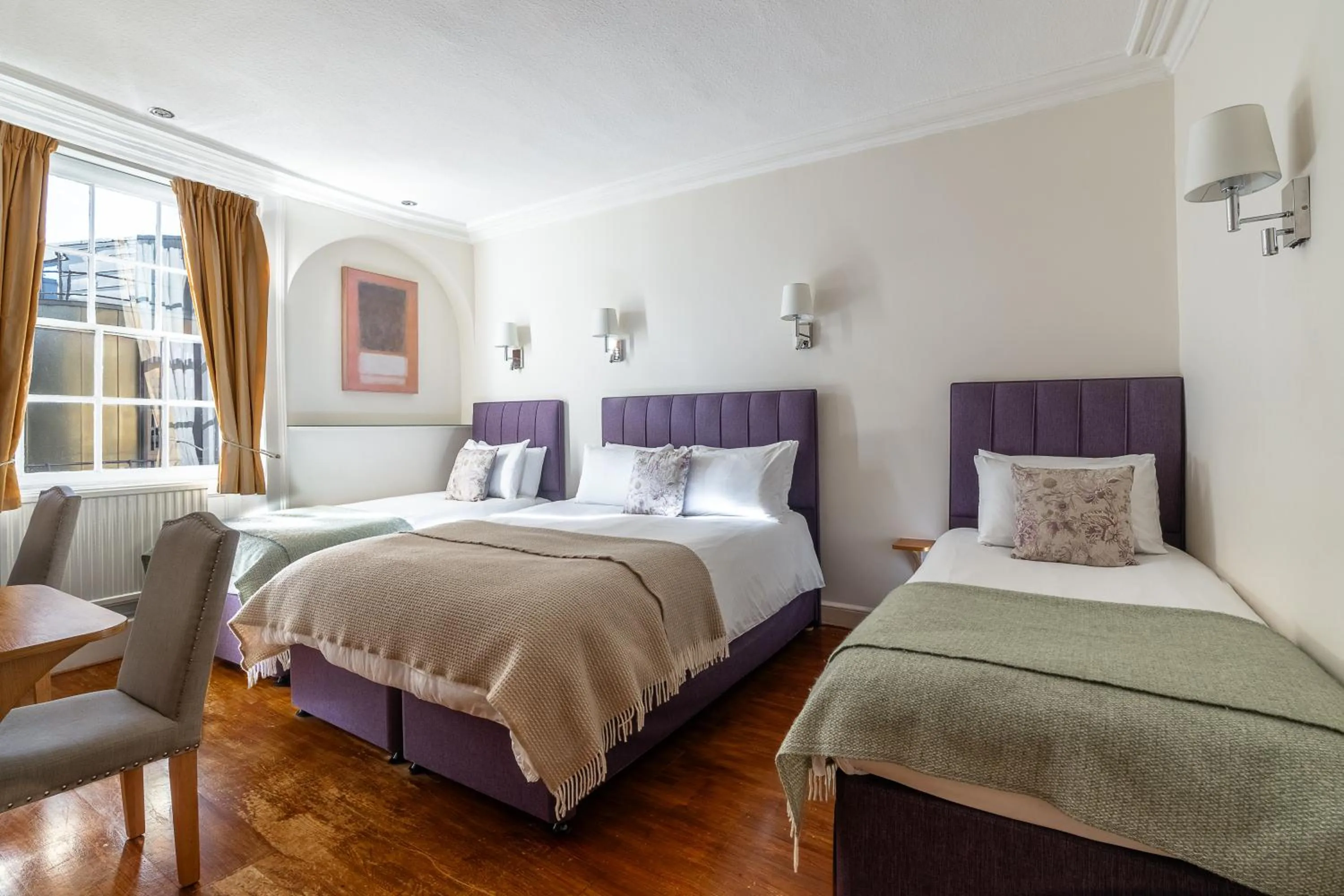 Bed in Harlingford Hotel