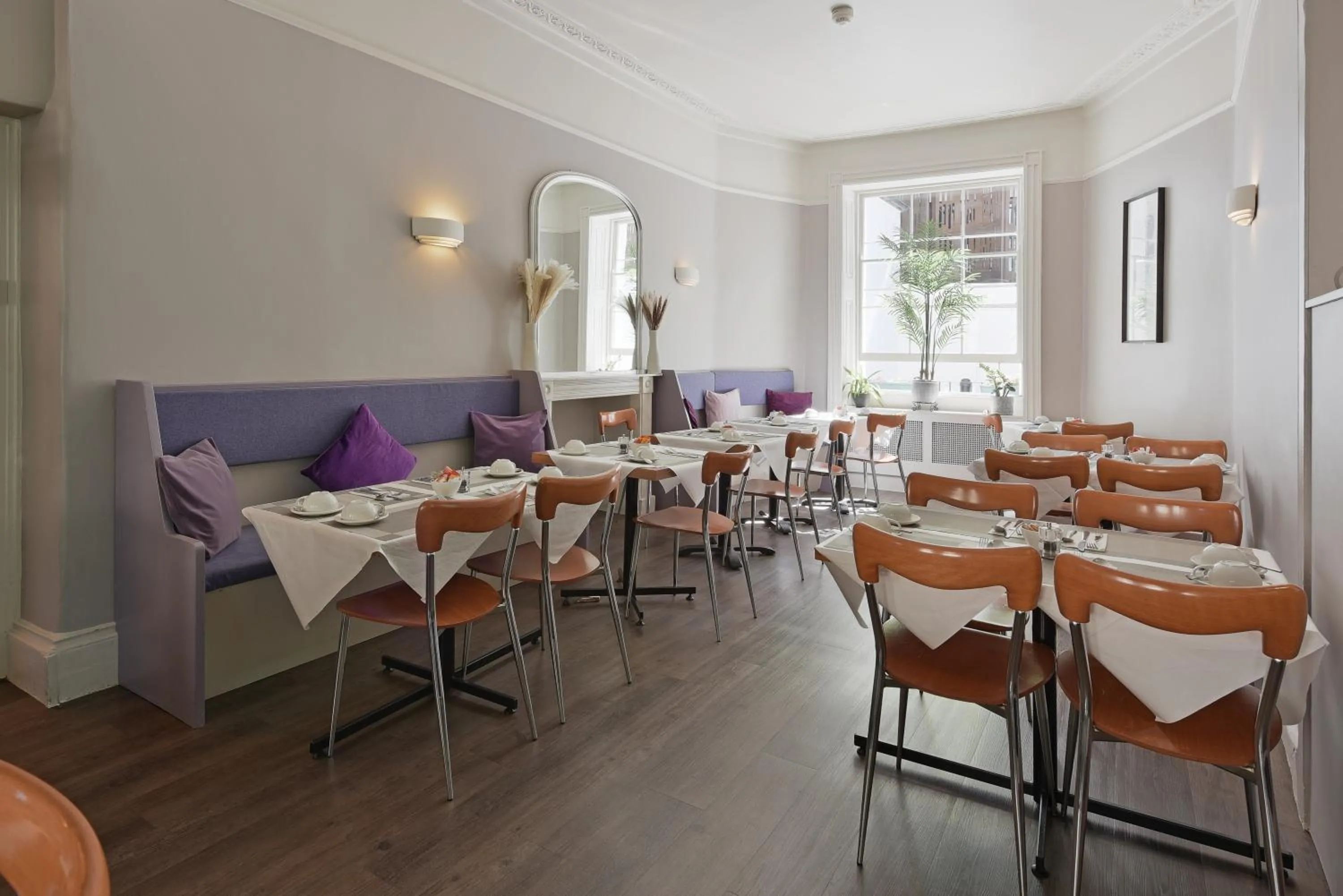 Dining area in Harlingford Hotel