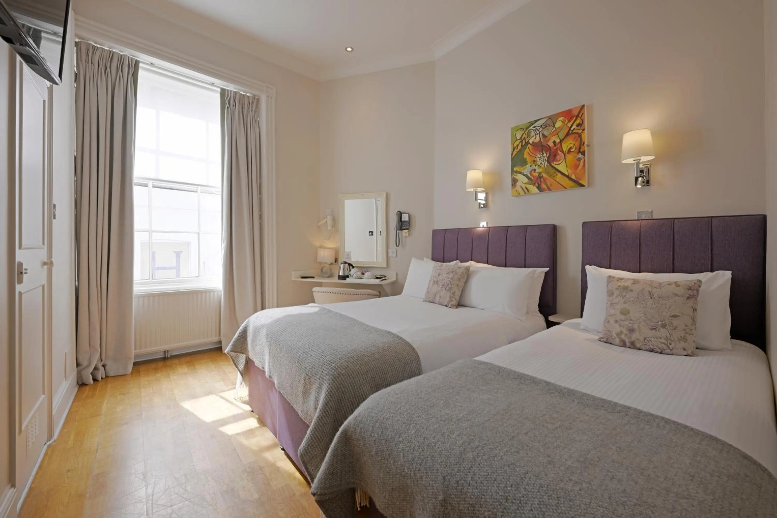 Bedroom, Bed in Harlingford Hotel