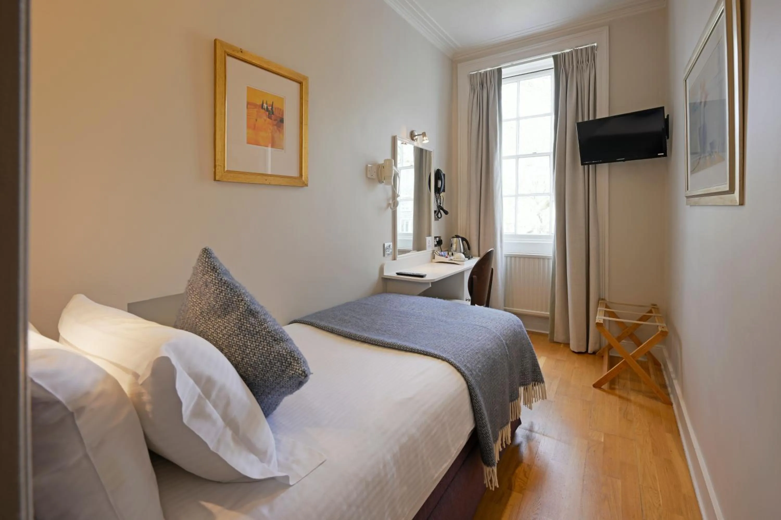 Bedroom, Bed in Harlingford Hotel