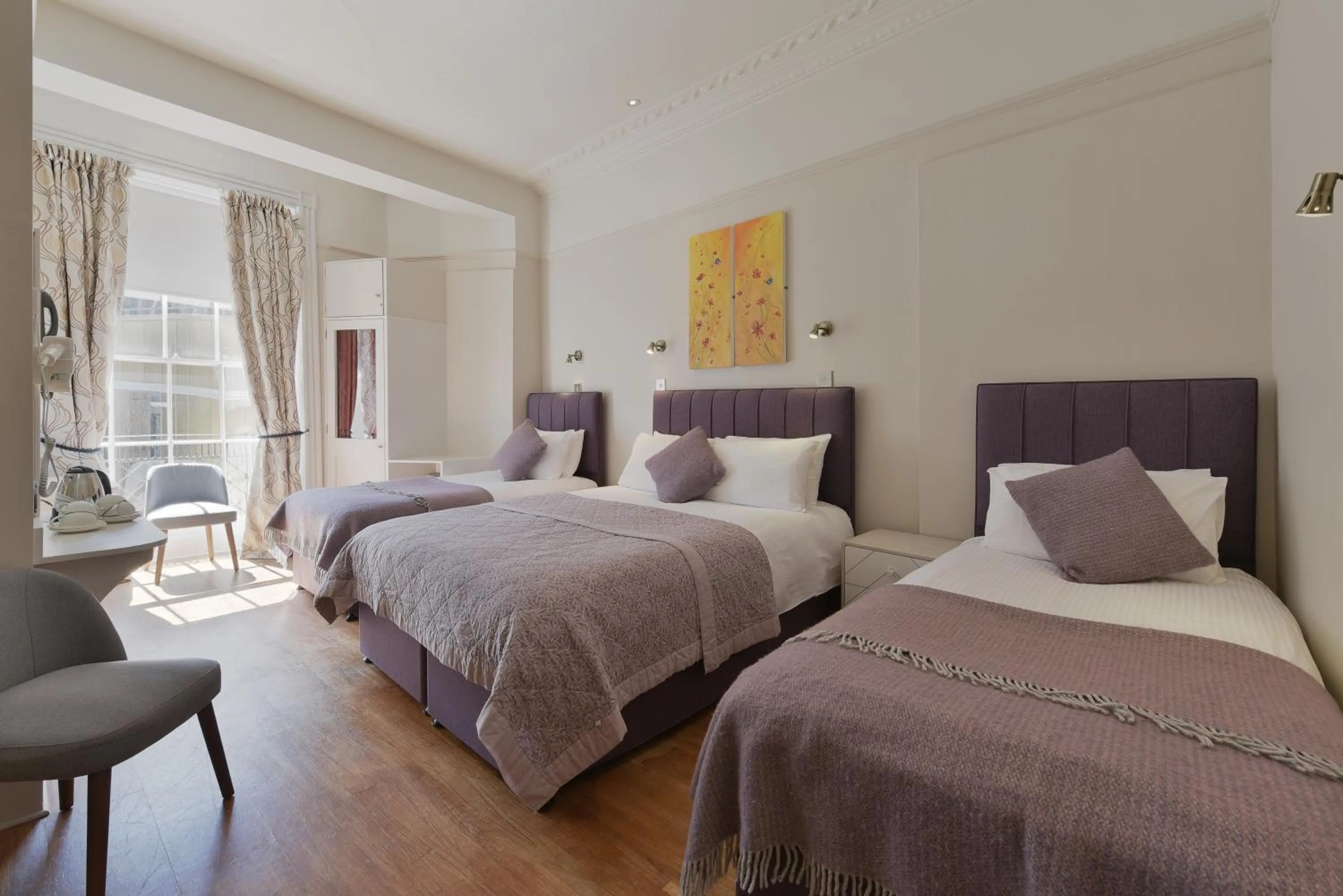 Bedroom, Bed in Harlingford Hotel