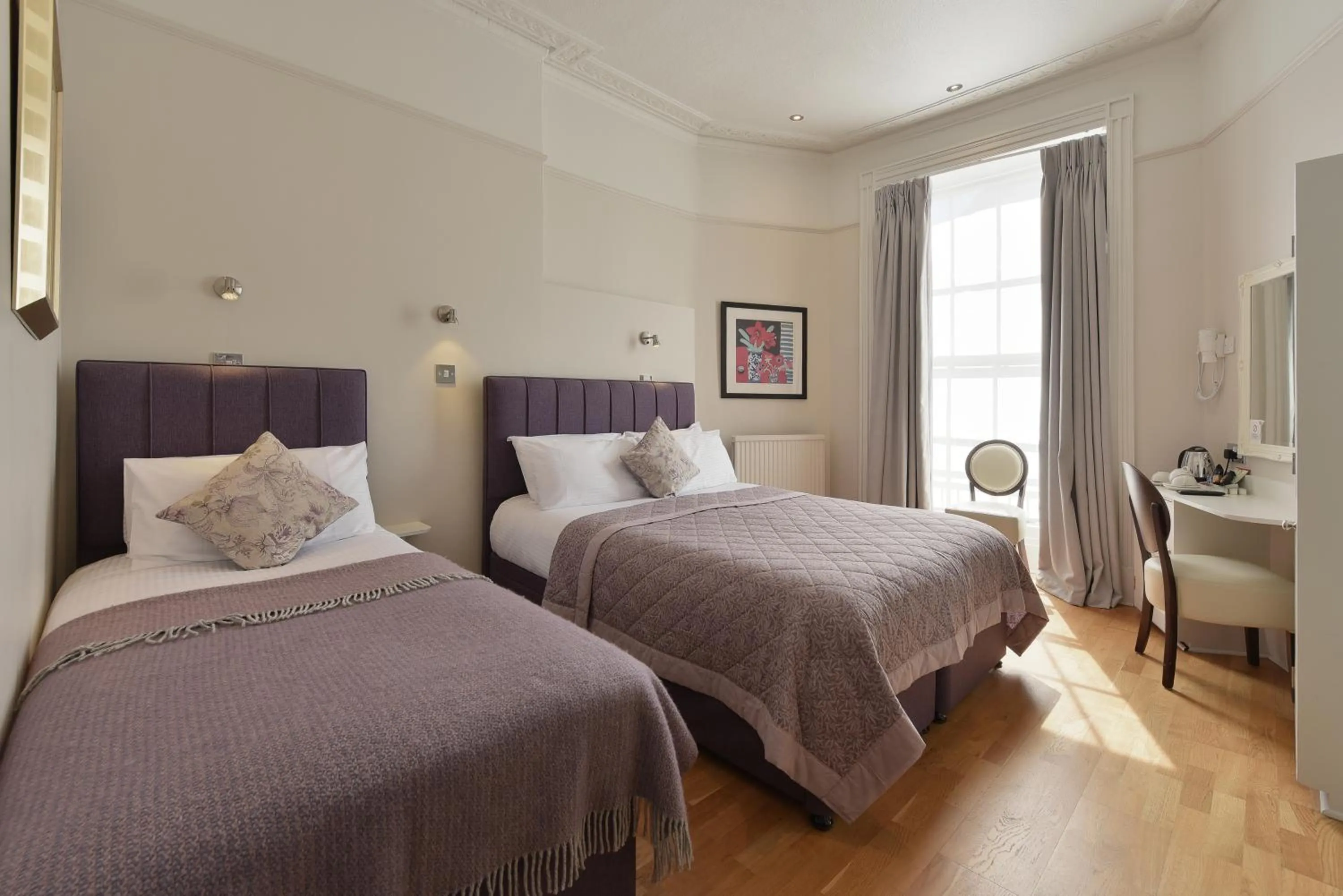 Bedroom, Bed in Harlingford Hotel