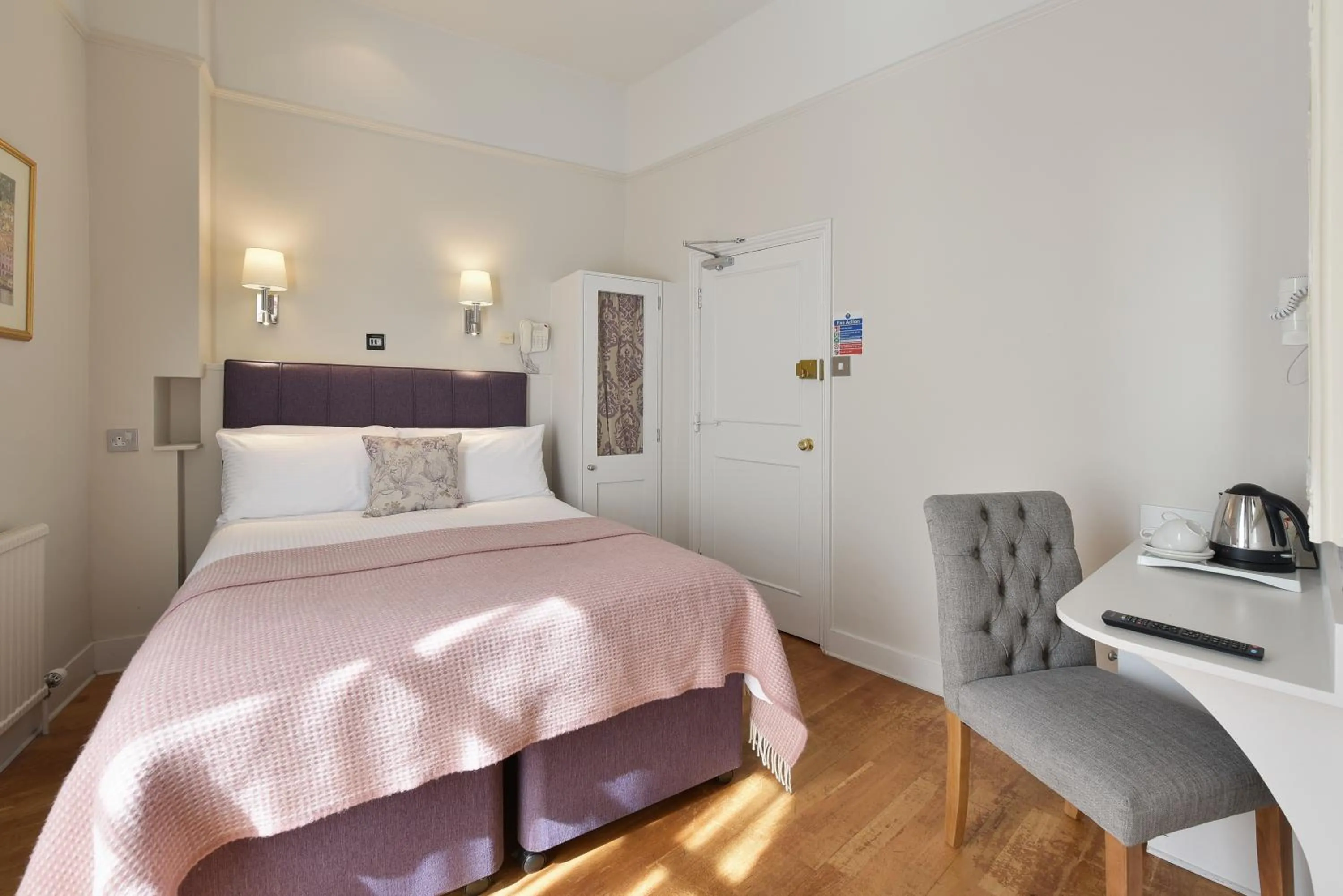 Bedroom, Bed in Harlingford Hotel