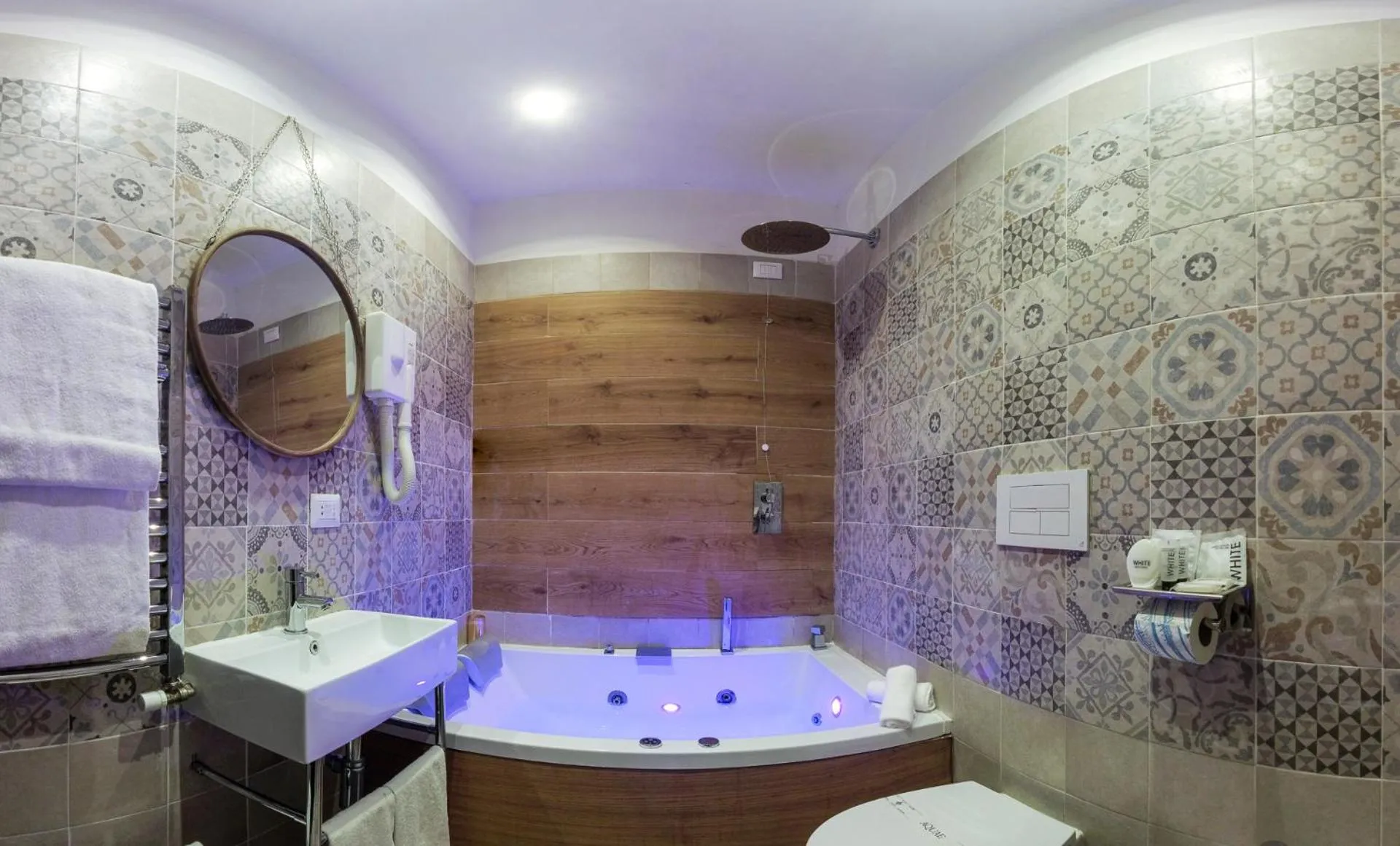 Hot Tub in Navona Central Suites