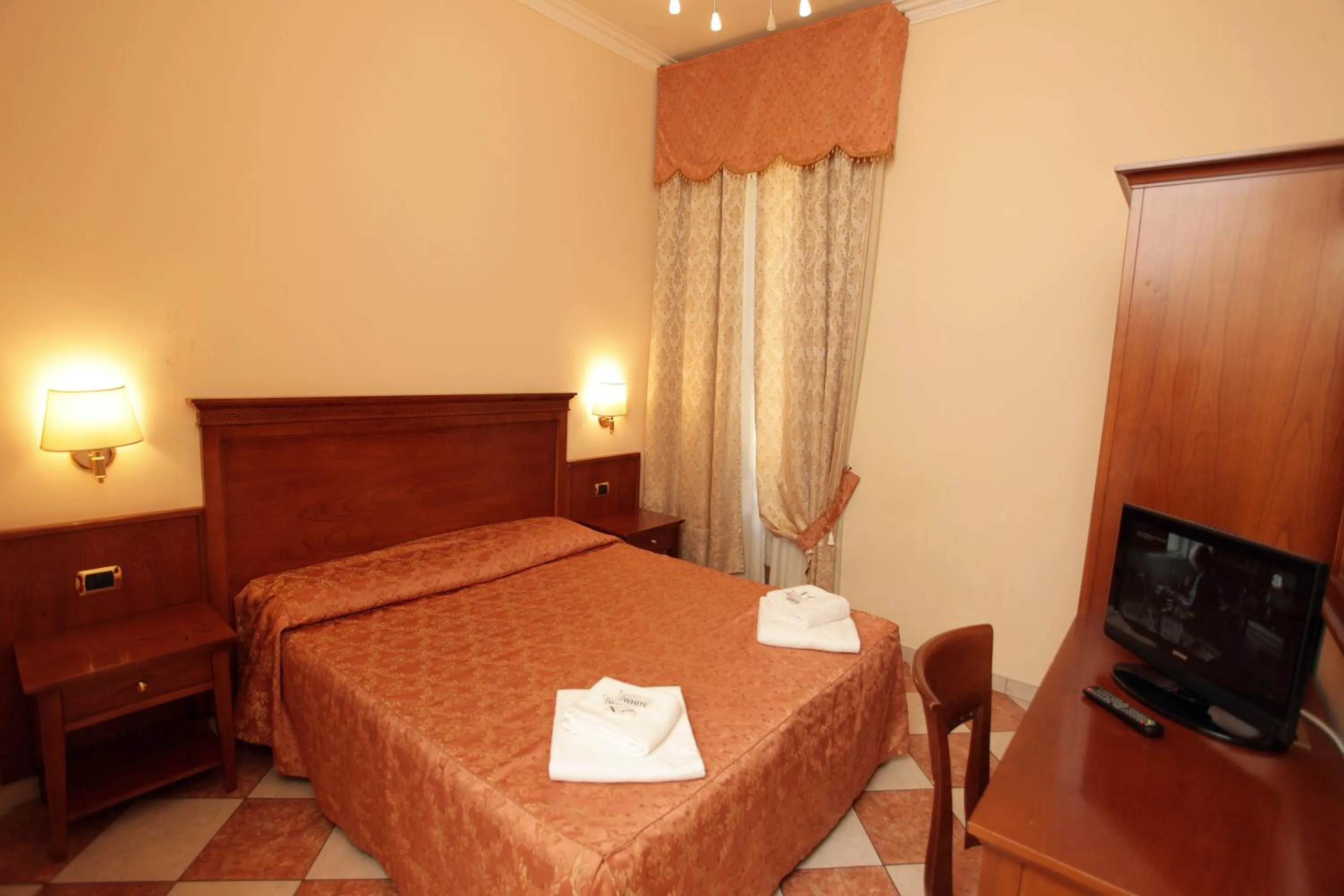 Photo of the whole room, Bed in Elegance