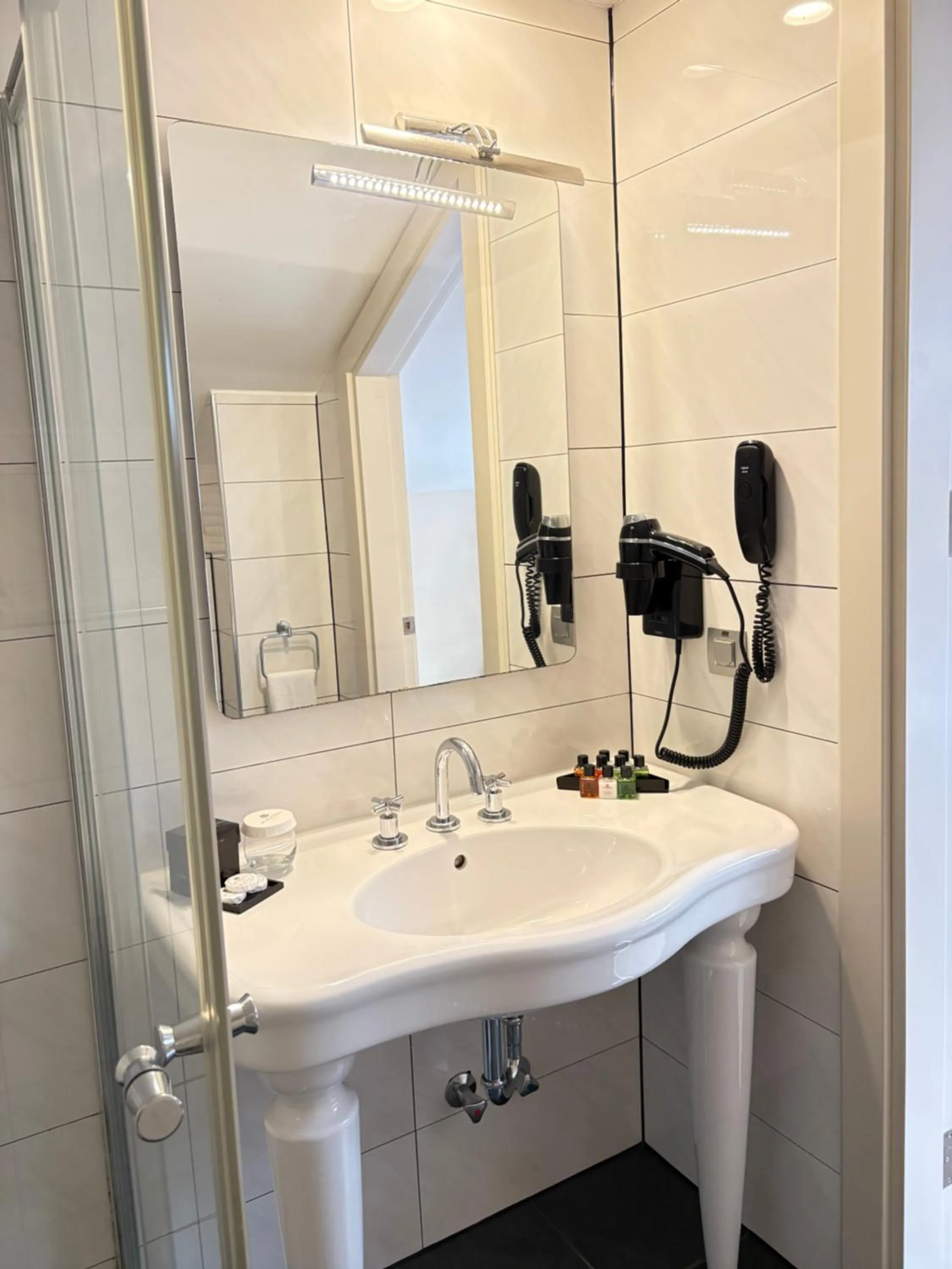 Shower in Le Petit Palace Hotel - Special Category