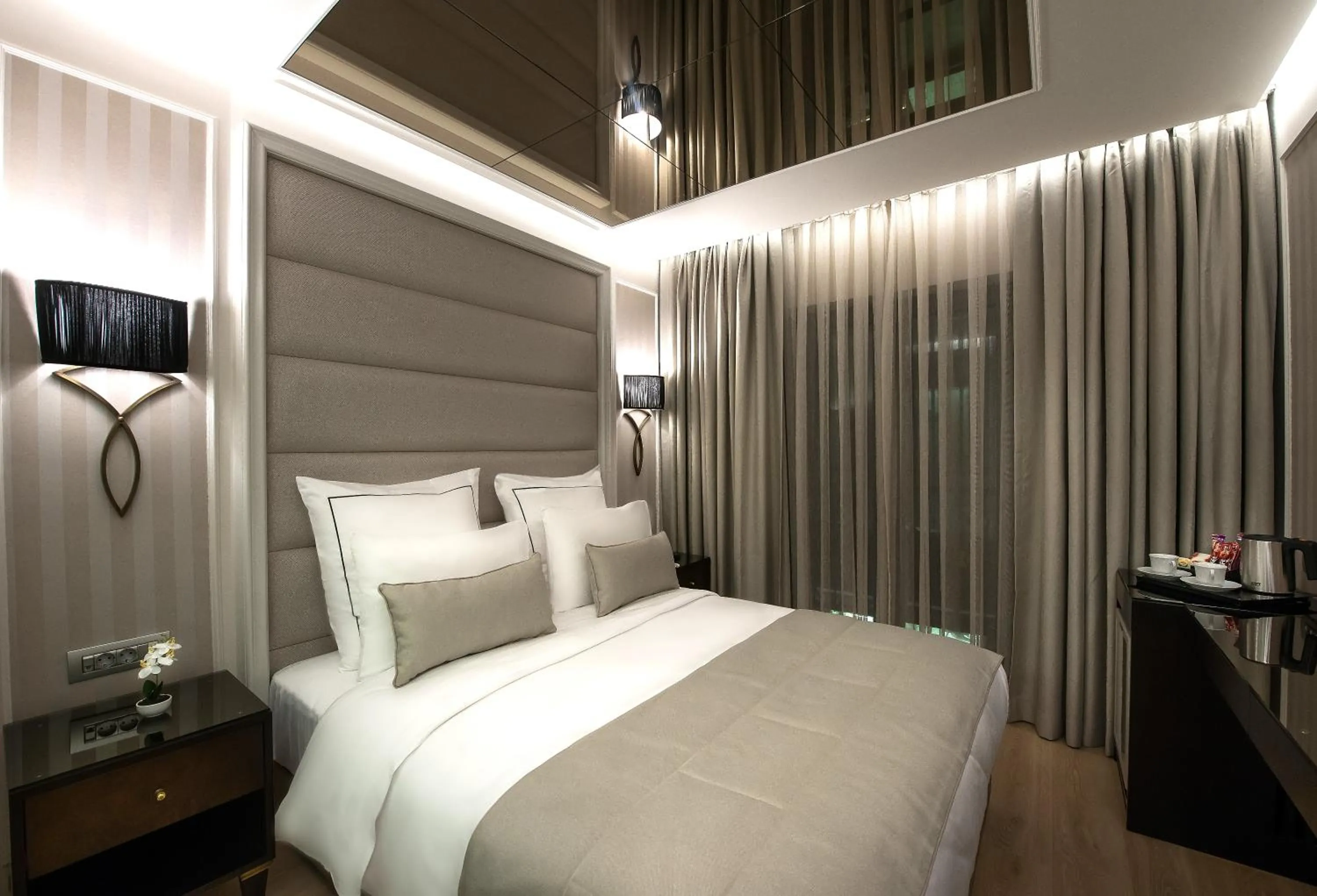 Bed in Le Petit Palace Hotel - Special Category