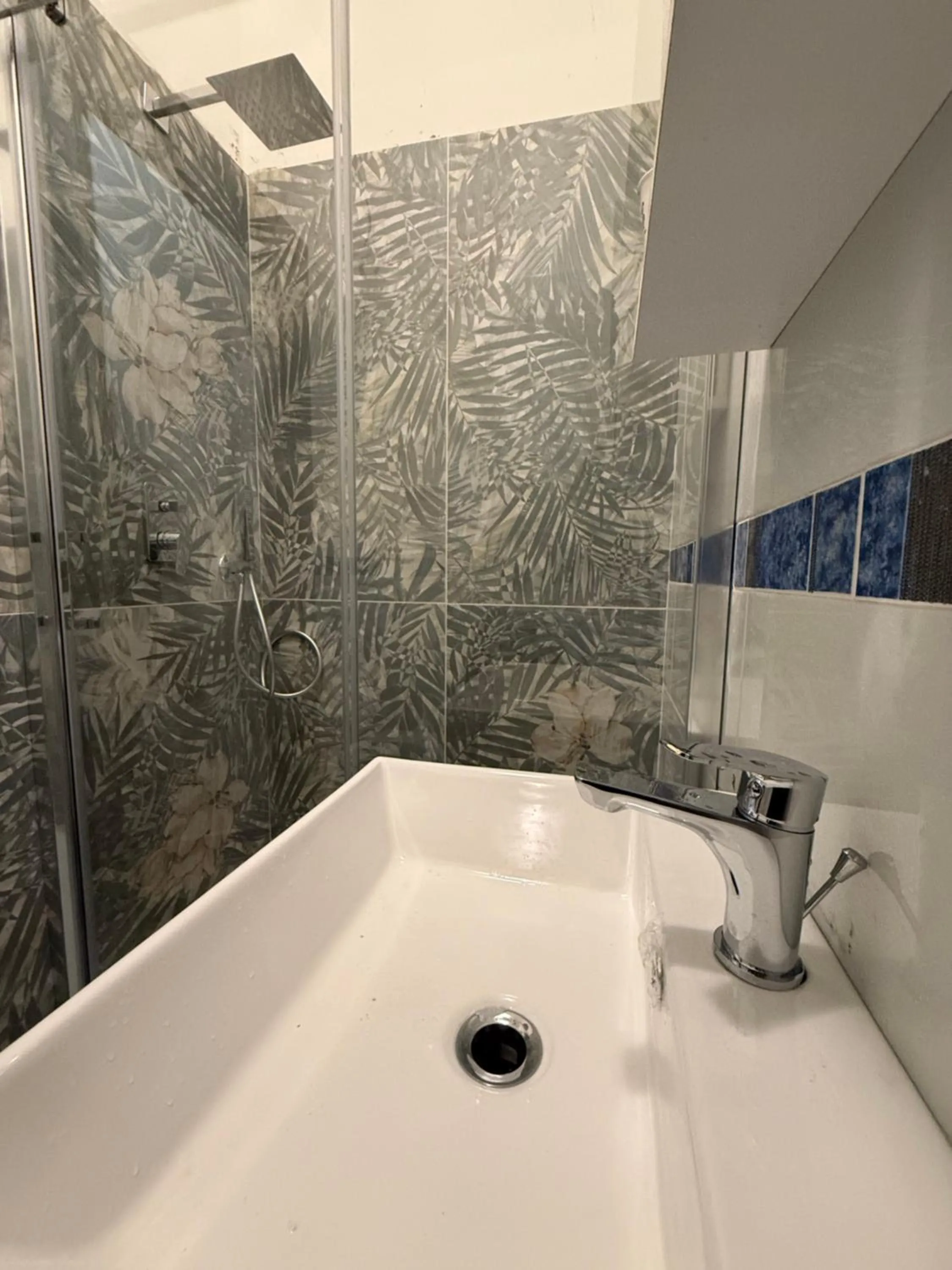 Shower in Monreal Rooms Salerno