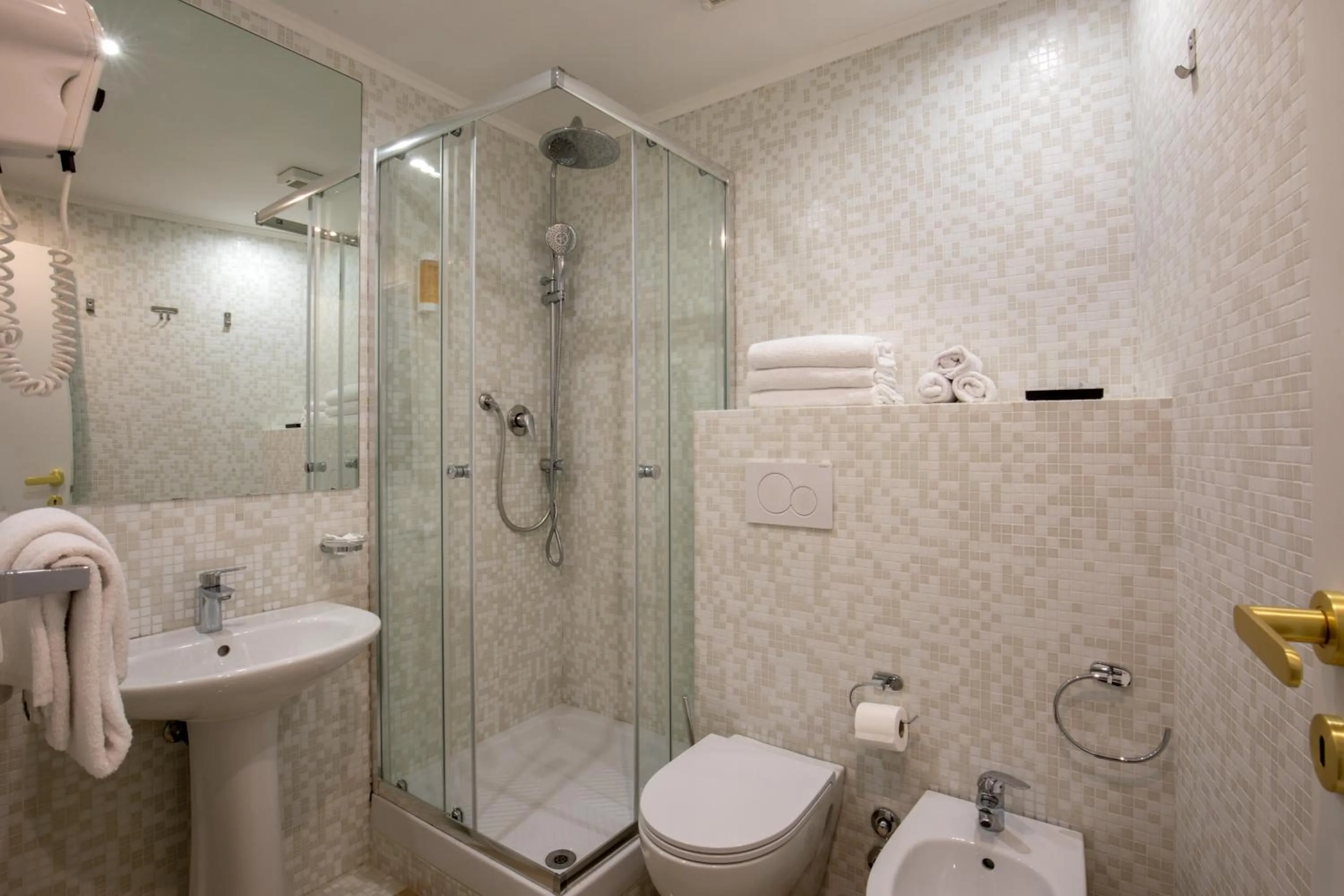 Shower in Amalia Suites by Remember Rome