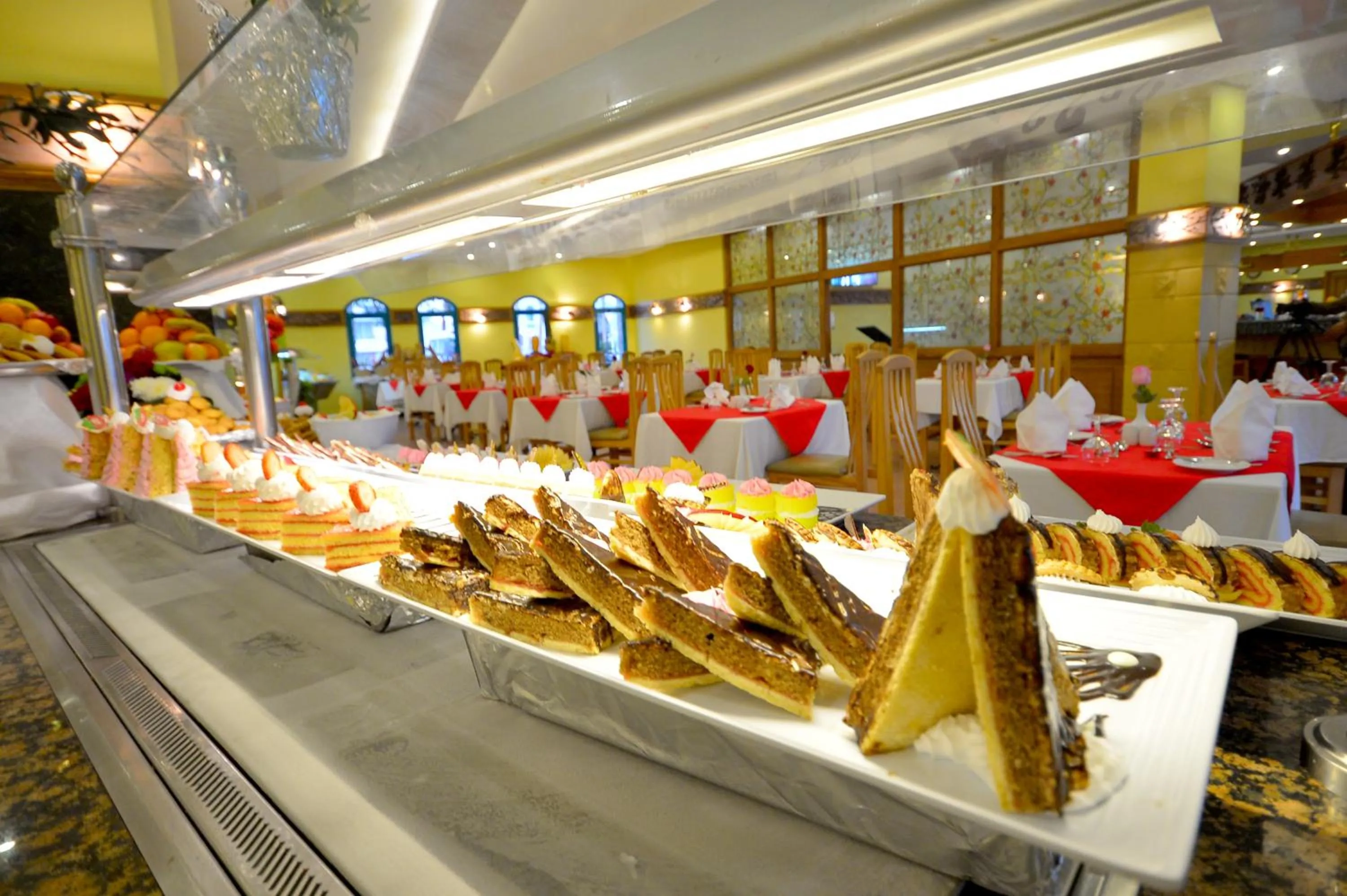 Food and drinks in Falcon Hills Hotel