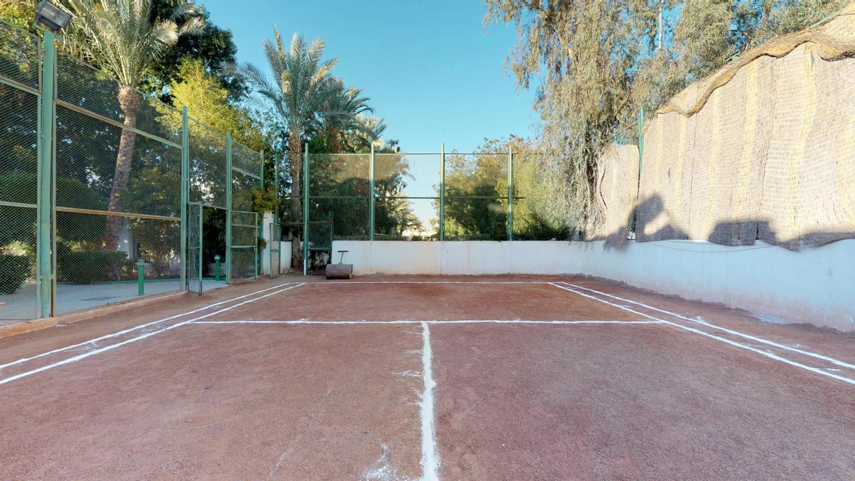 Tennis court in Falcon Hills Hotel