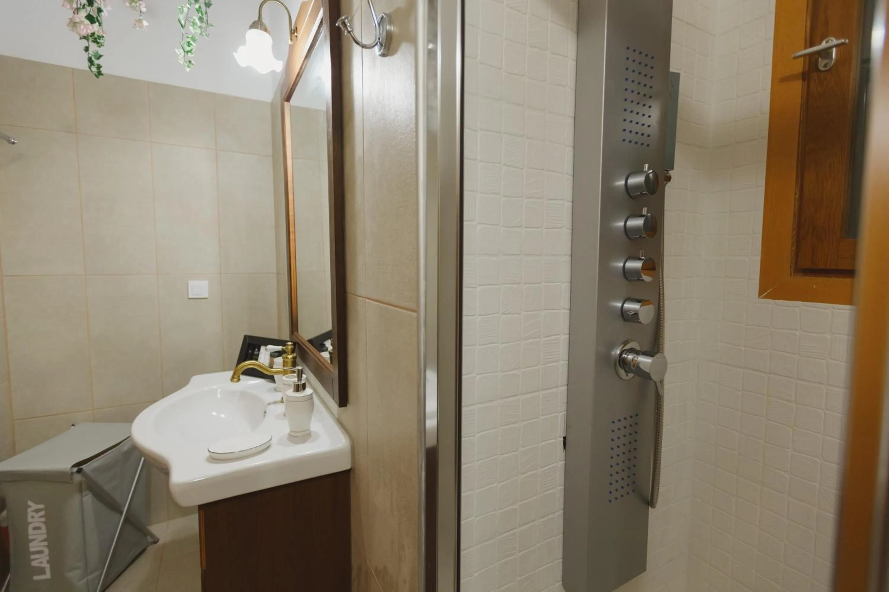 Hot Tub in Stellatos House