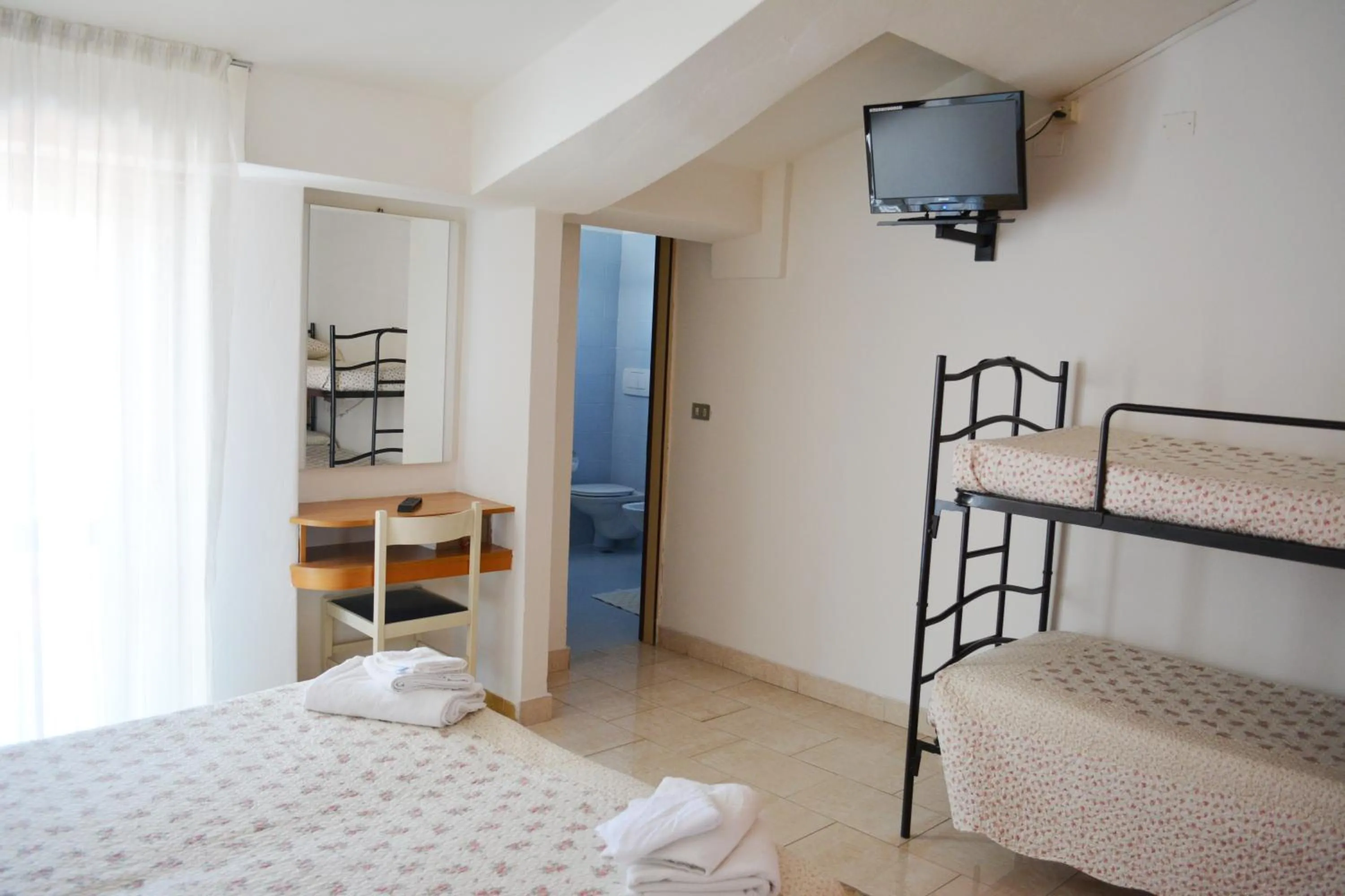 Photo of the whole room in Hotel Universal