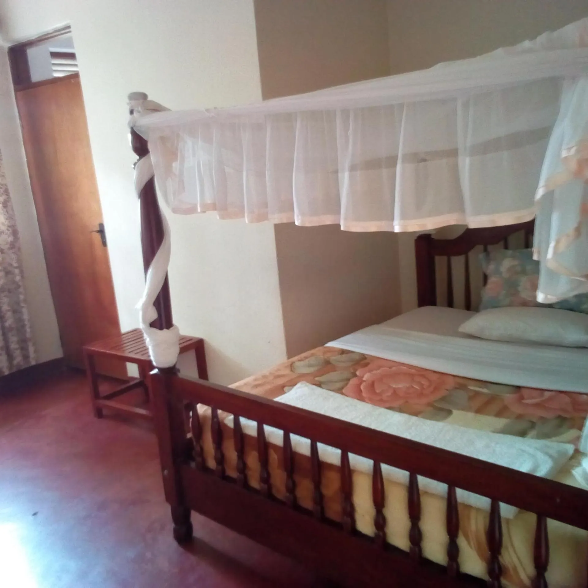 Bedroom, Bed in Skyway Hotel