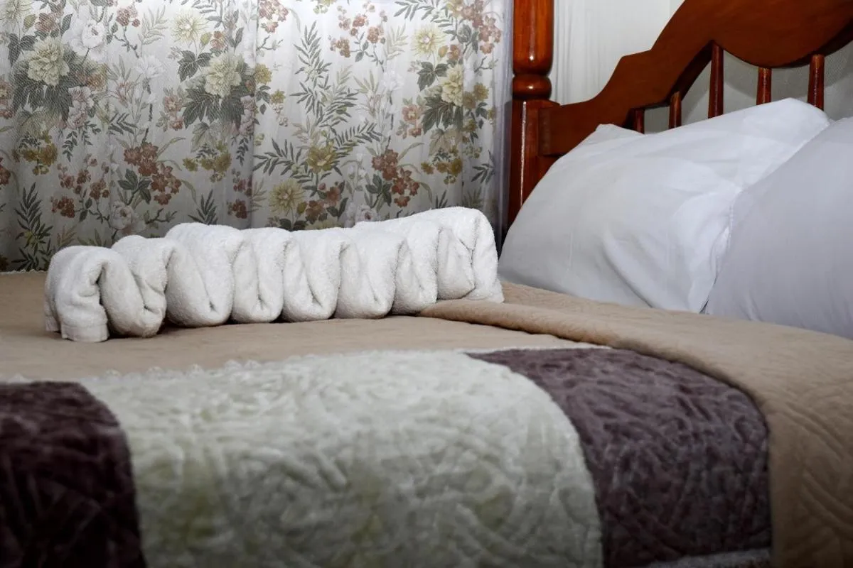 Bedroom, Bed in Skyway Hotel