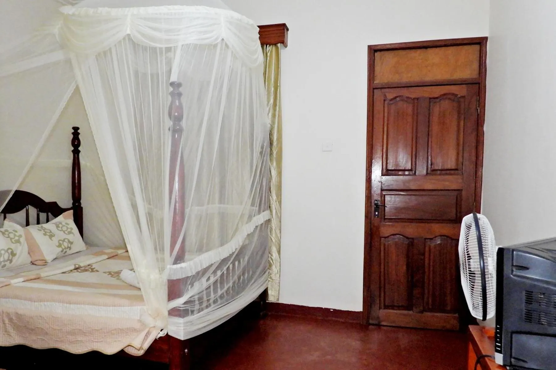 Photo of the whole room, Bed in Skyway Hotel