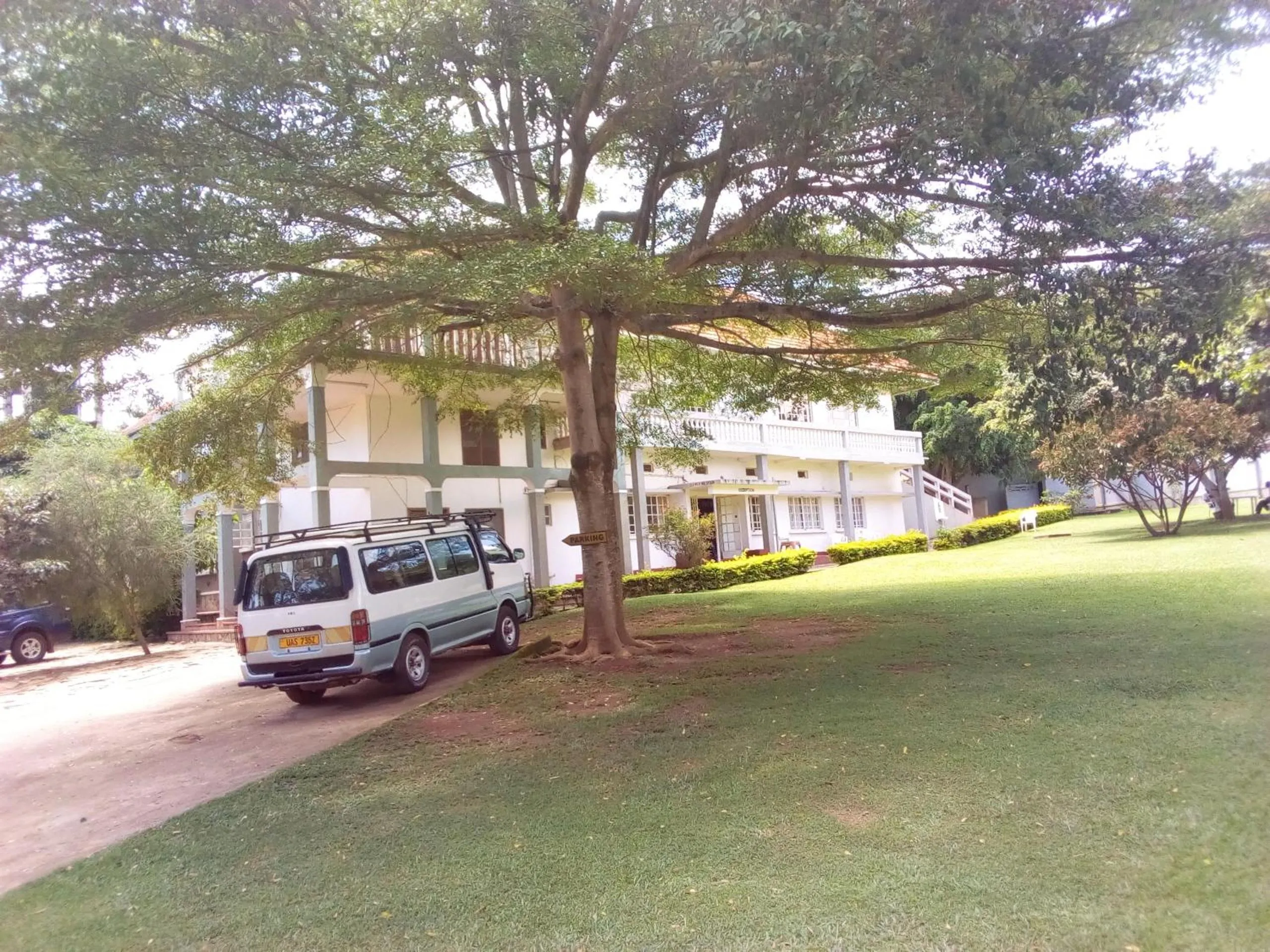 Parking in Skyway Hotel