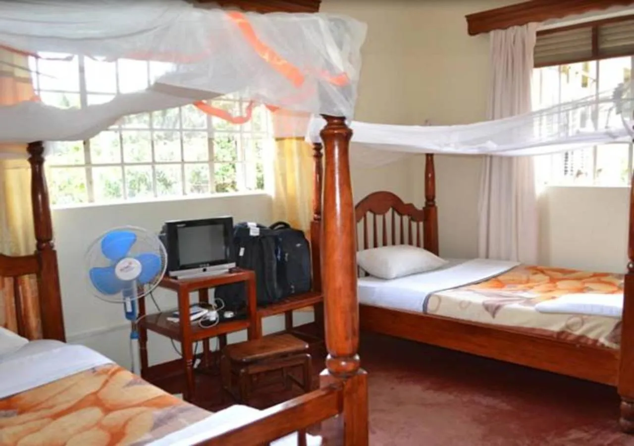 Photo of the whole room, Bed in Skyway Hotel