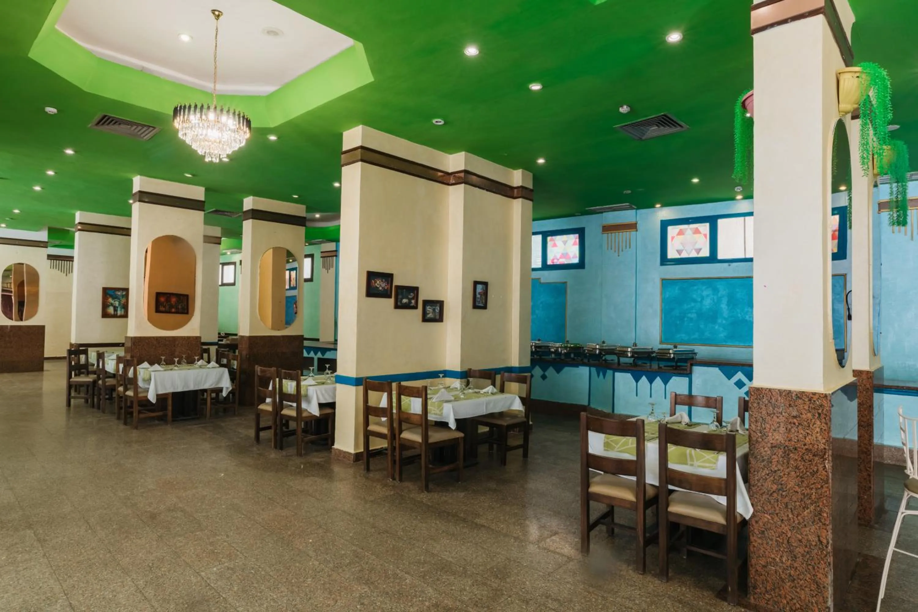 Restaurant/places to eat in Empire Hotel Aqua Park