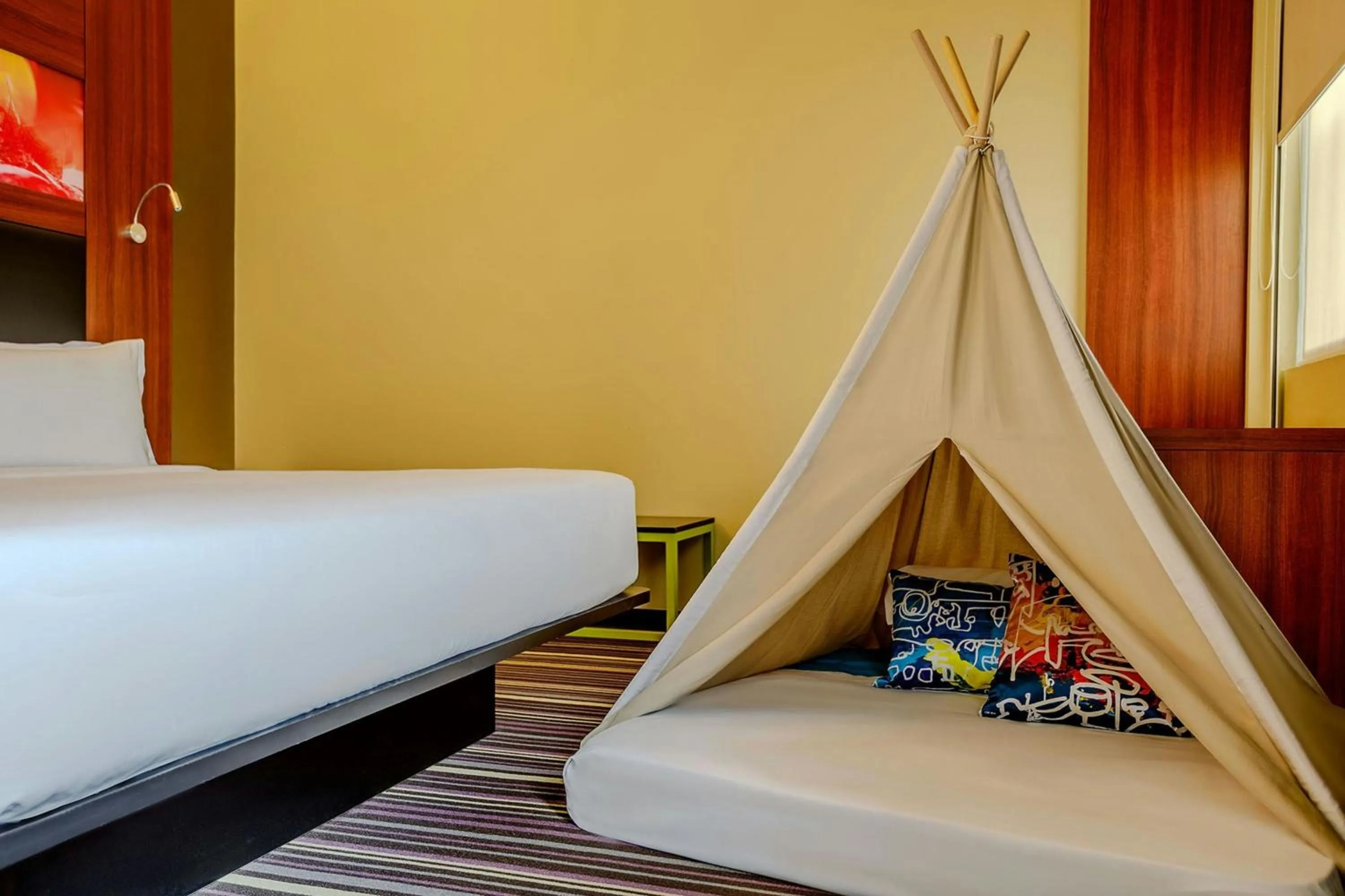 Photo of the whole room, Bed in Aloft Asuncion