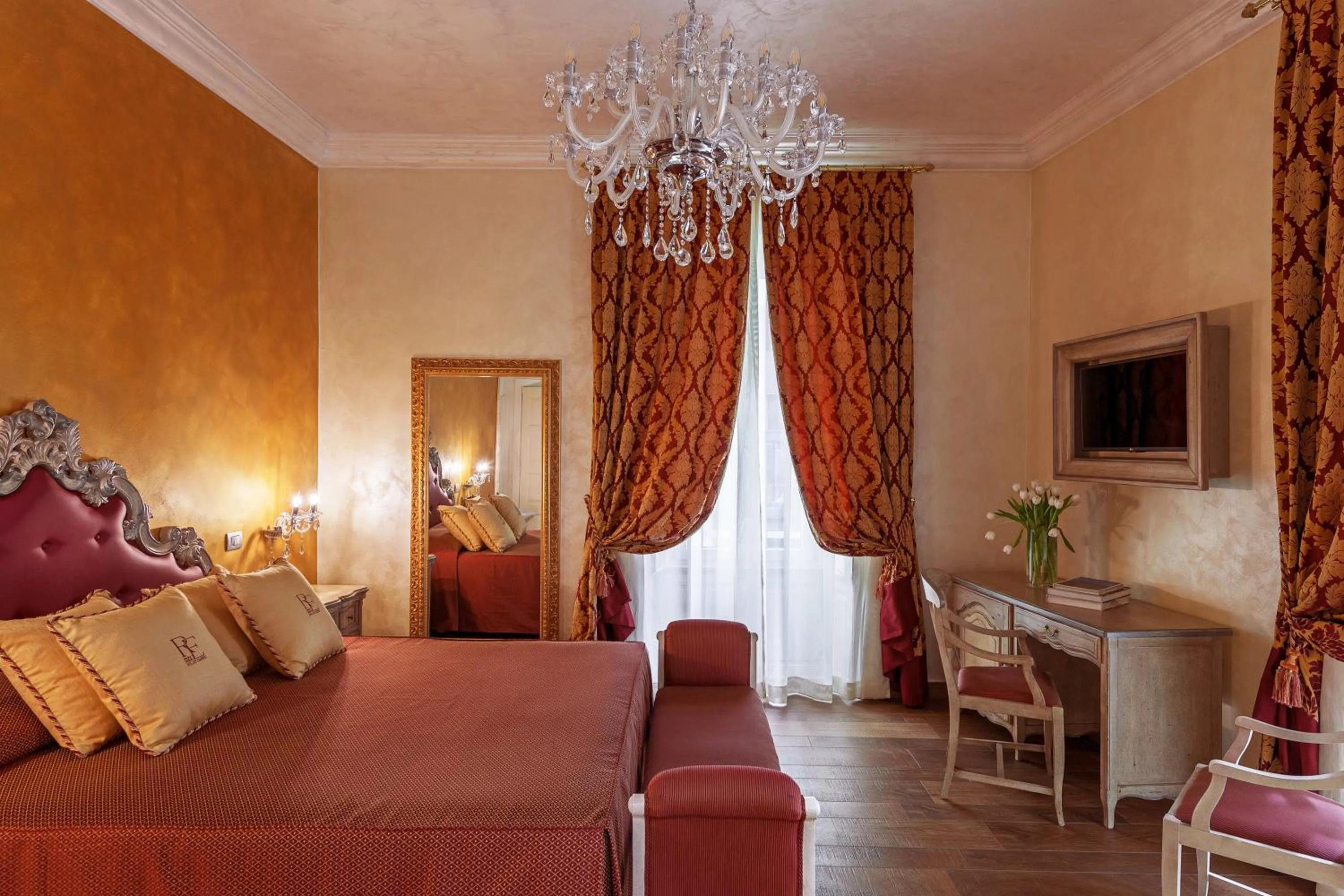 Photo of the whole room, Bed in Relais Empire