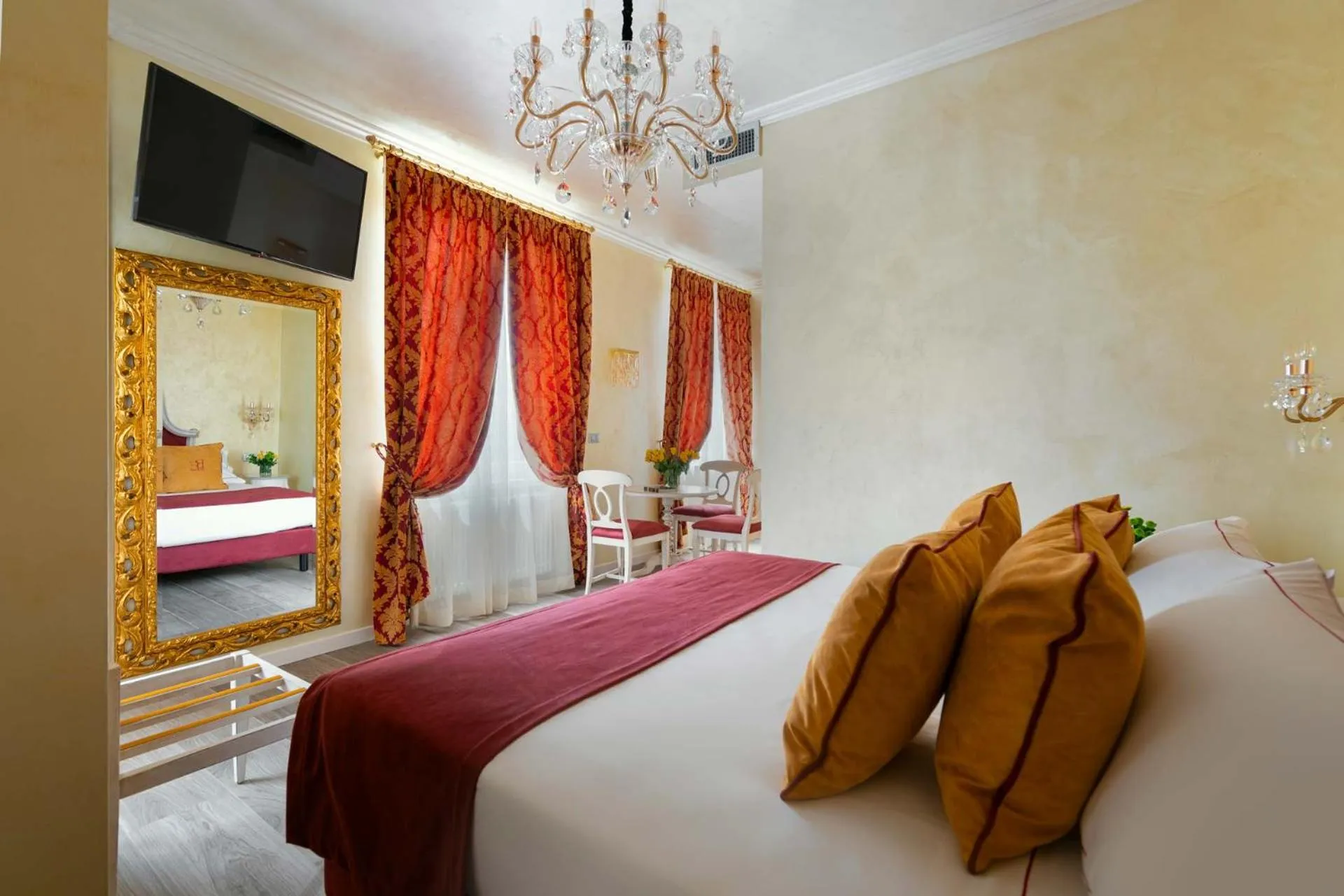 Photo of the whole room, Bed in Relais Empire