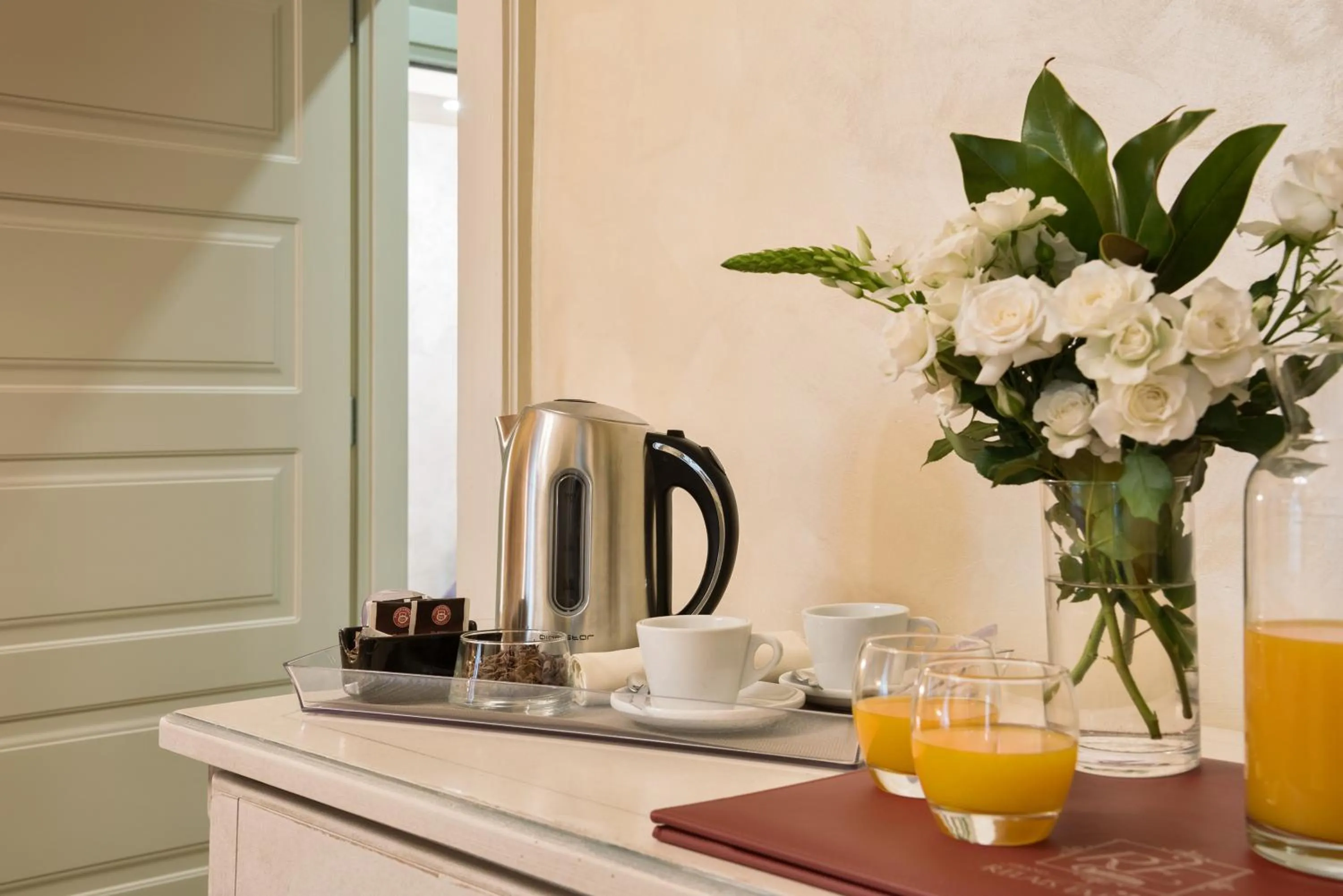 Coffee/tea facilities in Relais Empire