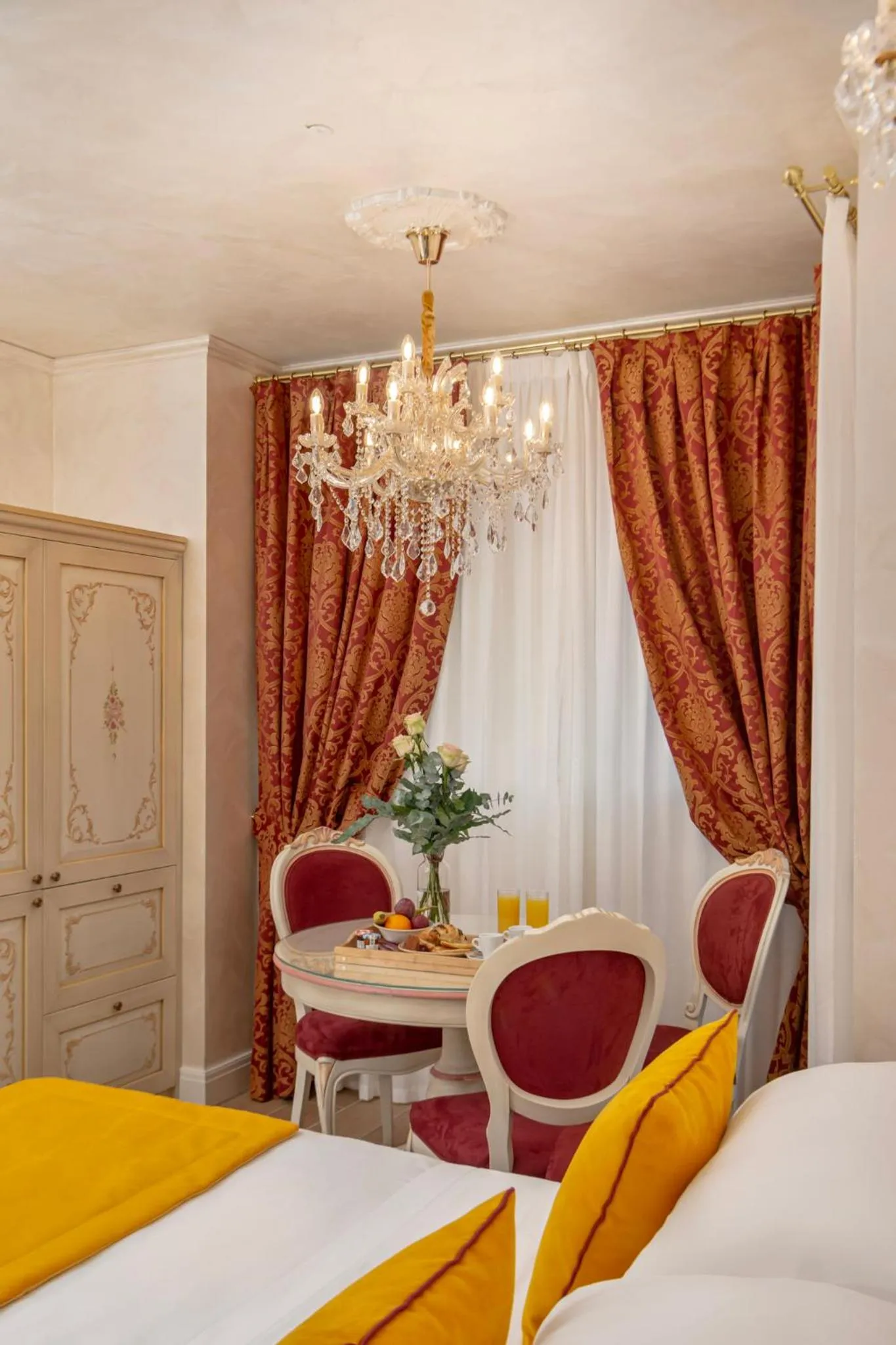 Living room, Bed in Relais Empire