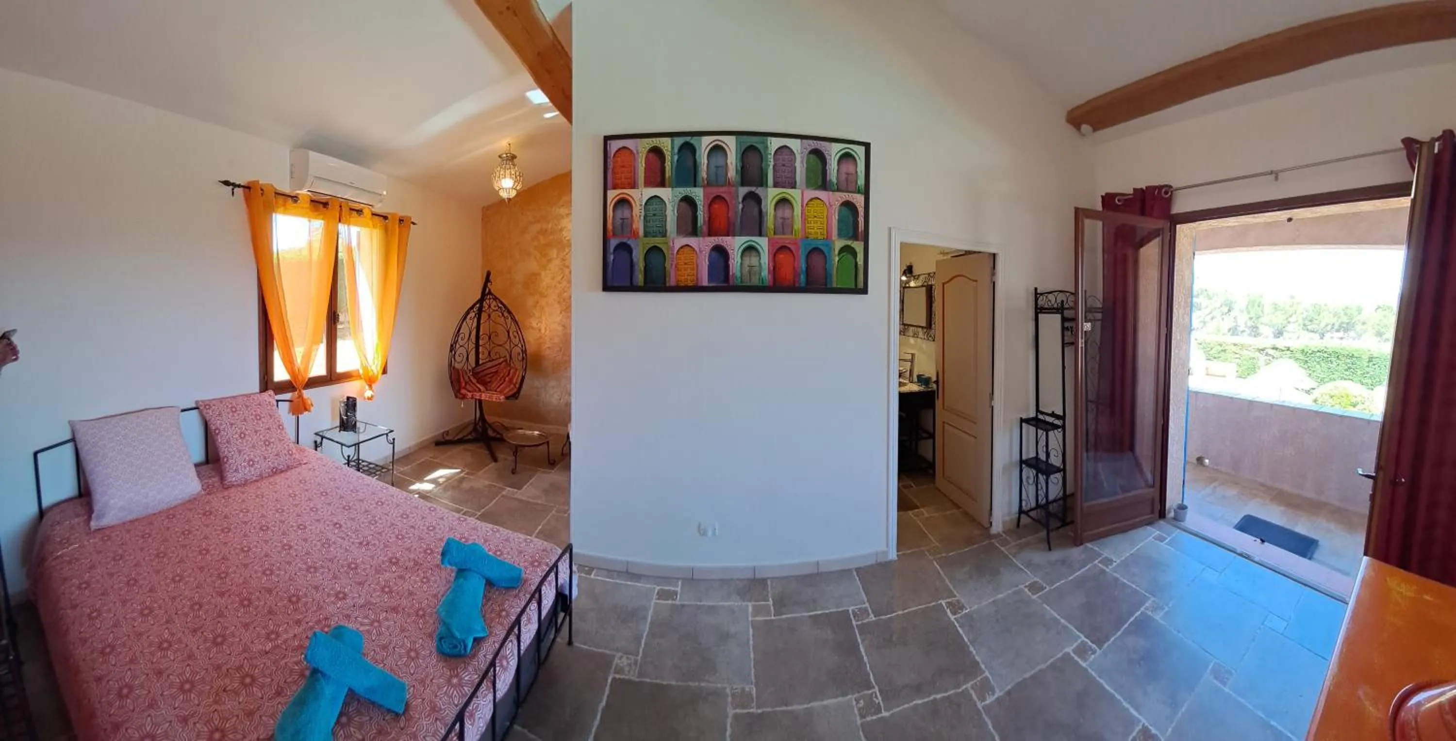 Photo of the whole room in La Bastide Des Selves