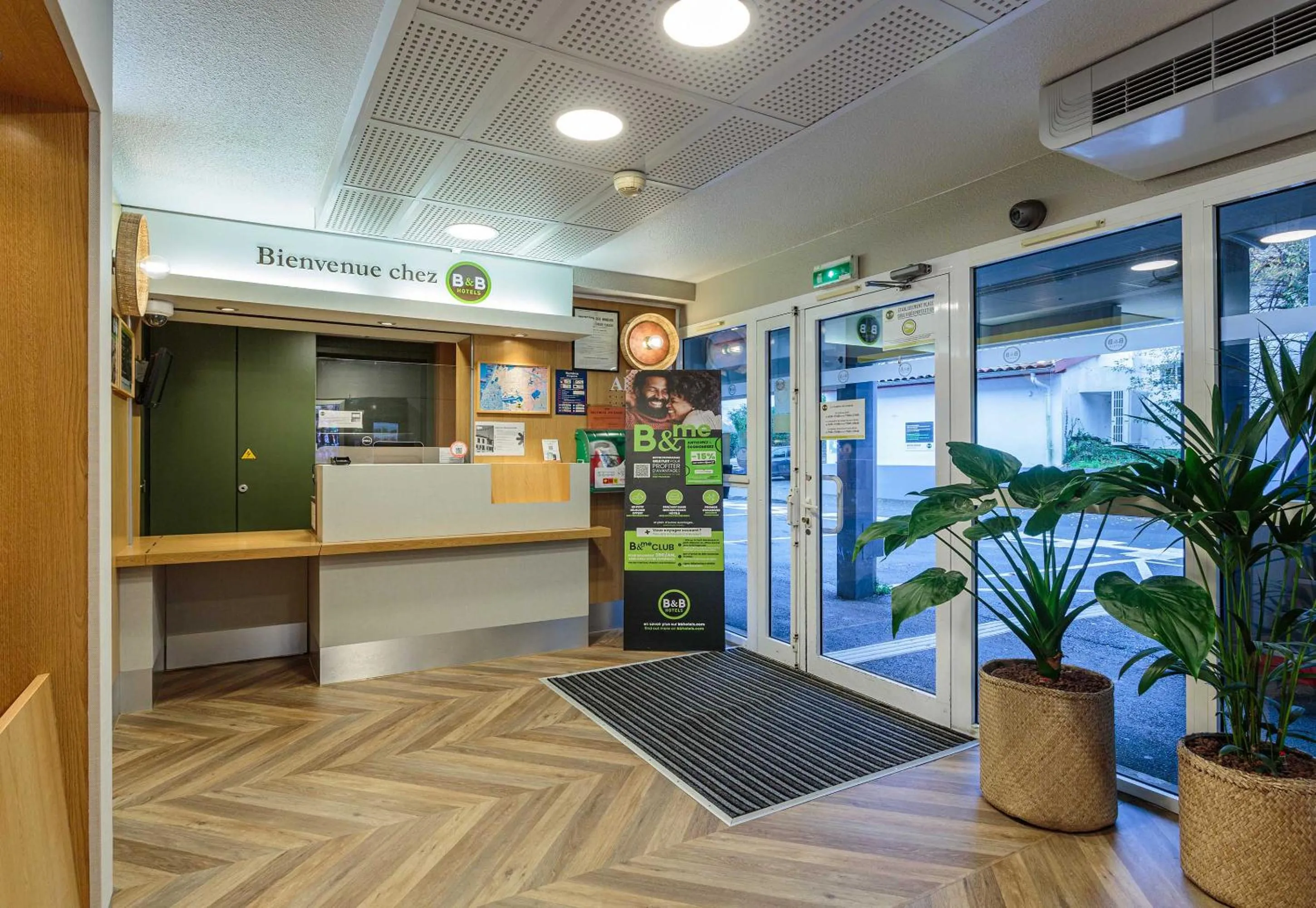 Lobby or reception in B&B HOTEL Bayonne