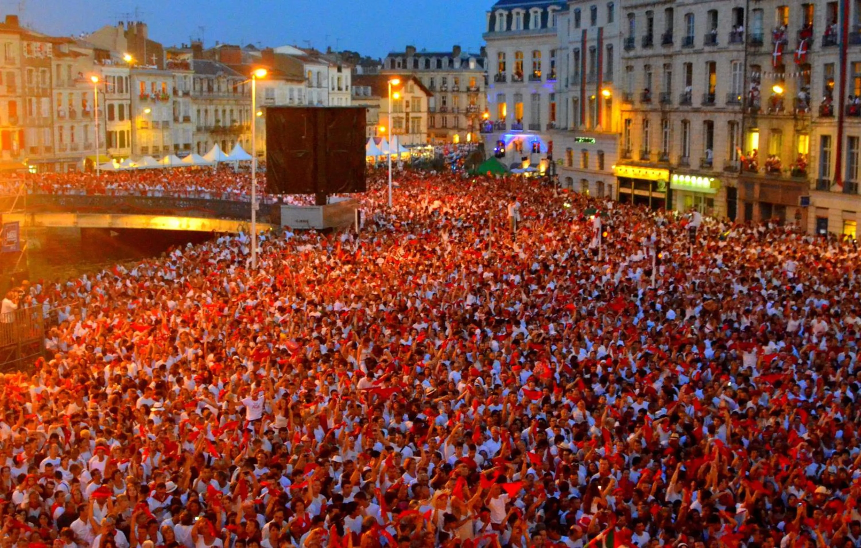 Entertainment in B&B HOTEL Bayonne