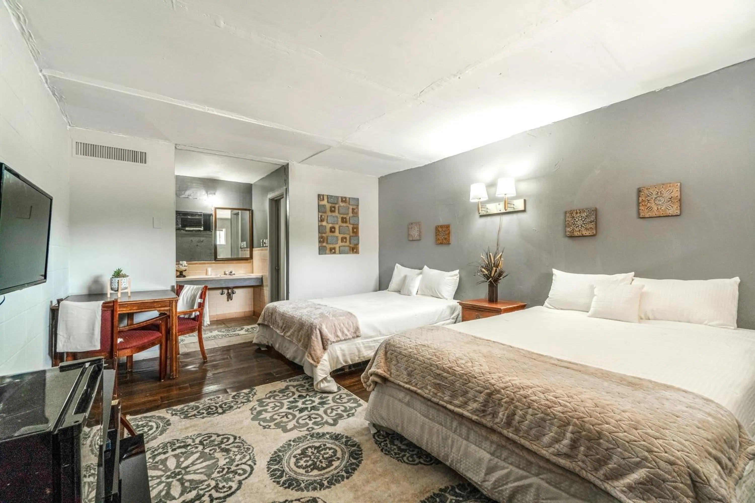 Bedroom, Bed in OYO Holiday Capri Motel & Rv Park